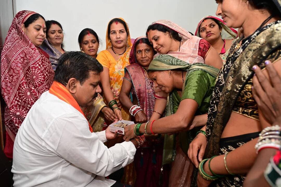 बिहान की दीदियों ने उपमुख्यमंत्री श्री विजय शर्मा को राखी बांधकर रक्षाबंधन की बधाई दी और गुजरात भ्रमण के अनुभव साझा किए।
बनासकाठा के डेयरी मॉडल से मिली सीख को कबीरधाम में आजीविका के नए अवसरों से जोड़ने का लिया संकल्प।