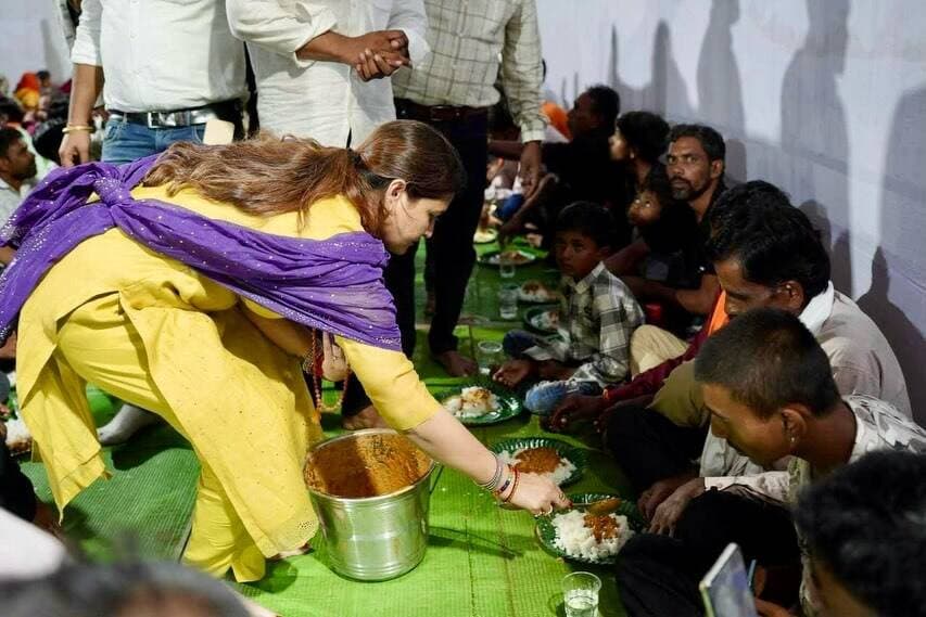 पंडरिया विधायक श्रीमती भावना बोहरा की पहल से अमरकंटक एवं डोंगरिया में 1.5 लाख से अधिक कांवड़ियों व श्रद्धालुओं को निःशुल्क भोजन एवं प्रसादी उपलब्ध कराई गई।
लगातार पांचवें वर्ष कांवड़ यात्रियों की सेवा का संकल्प हुआ साकार, भक्ति के साथ जनसेवा और समर्पण की मिसाल बनी।