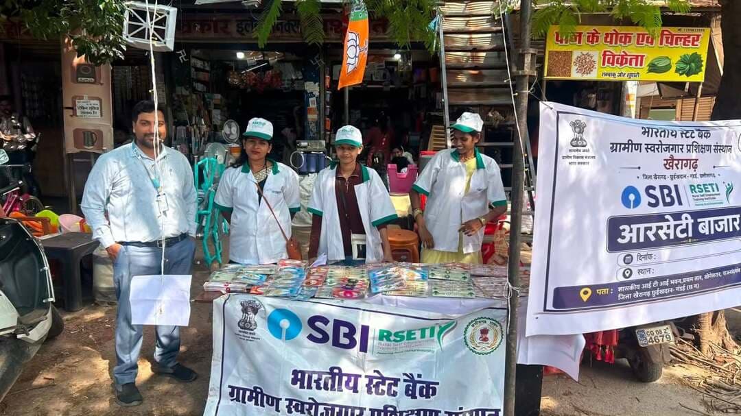भारतीय स्टेट बैंक ग्रामीण स्वरोजगार प्रशिक्षण संस्थान (SBI RSETI), खैरागढ़ में सामान्य उद्यमिता विकास प्रशिक्षण के अंतर्गत राखी निर्माण का प्रशिक्षण प्राप्त कर रही प्रशिक्षार्थियों ने अपने हुनर को बाजार से जोड़ते हुए आरसेटी बाजार का आयोजन किया। बाजार में प्रशिक्षार्थियों ने स्वयं तैयार की गई आकर्षक और पारंपरिक राखियों का प्रदर्शन किया। इस पहल का उद्देश्य प्रशिक्षार्थियों को वास्तविक बाजार का अनुभव दिलाने के साथ उनके उत्पादों के प्रदर्शन एवं बिक्री के लिए व्यावहारिक मंच उपलब्ध कराना था।
आरसेटी बाजार में प्रशिक्षार्थियों द्वारा स्थानीय एवं प्राकृतिक सामग्री से तैयार की गई राखियां विशेष आकर्षण का केंद्र रहीं। धान, चावल, गेहूं, मूंग-गेहूं तथा बांस से तैयार राखियों के माध्यम से प्रशिक्षार्थियों ने अपनी रचनात्मकता के साथ स्थानीय संसाधनों के बेहतर उपयोग की मिसाल प्रस्तुत की। साधारण सामग्री को आकर्षक राखियों में बदलकर महिलाओं ने यह संदेश दिया कि हुनर और थोड़ी रचनात्मक सोच के माध्यम से स्थानीय स्तर पर स्वरोजगार के नए अवसर तैयार किए जा सकते हैं।
#हमर_विष्णु_भैया #विष्णु_भैया