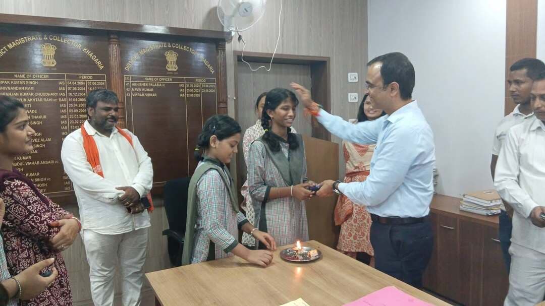 🎀 रक्षाबंधन पूर्व भाईचारे, स्नेह और सामाजिक समरसता का सुंदर संदेश 🎀
रक्षाबंधन के पावन पर्व के पूर्व सरस्वती शिशु मंदिर एवं सरस्वती विद्या मंदिर खगड़िया के विद्यार्थियों और आचार्यों ने जिलाधिकारी श्री विक्रम विरकर सहित प्रशासनिक अधिकारियों एवं कर्मचारियों को रक्षासूत्र बांधकर भाई-बहन के अटूट प्रेम, विश्वास, स्नेह और आपसी भाईचारे का संदेश दिया। 🙏🎗️
इस आत्मीय अवसर पर जिलाधिकारी श्री विक्रम विरकर ने बच्चों का उत्साहवर्धन करते हुए उन्हें मिठाइयाँ एवं चॉकलेट वितरित कीं तथा रक्षाबंधन की हार्दिक शुभकामनाएँ दीं। साथ ही उन्होंने सभी बच्चों के उज्ज्वल भविष्य, बेहतर शिक्षा और सफलता की कामना की। 🍫🍬✨
यह अवसर प्रशासन और समाज के बीच स्नेह, सम्मान एवं अपनत्व के रिश्ते को और मजबूत करने वाला रहा। रक्षासूत्र ने प्रेम, विश्वास और जिम्मेदारी के उस पवित्र भाव को अभिव्यक्त किया, जो हमारे सामाजिक एवं सांस्कृतिक मूल्यों की पहचान है। ❤️🎀
रक्षासूत्र में बंधा स्नेह, विश्वास और भाईचारे का संदेश—यही है रक्षाबंधन की सच्ची भावना। 🌸🤝✨
#रक्षाबंधन #RakshaBandhan #रक्षासूत्र #भाईबहन #भाईचारा #सामाजिकसमरसता #जिलाधिकारी #जिलाप्रशासन #स्नेह #विश्वास #अपनत्व #शुभकामनाएँ