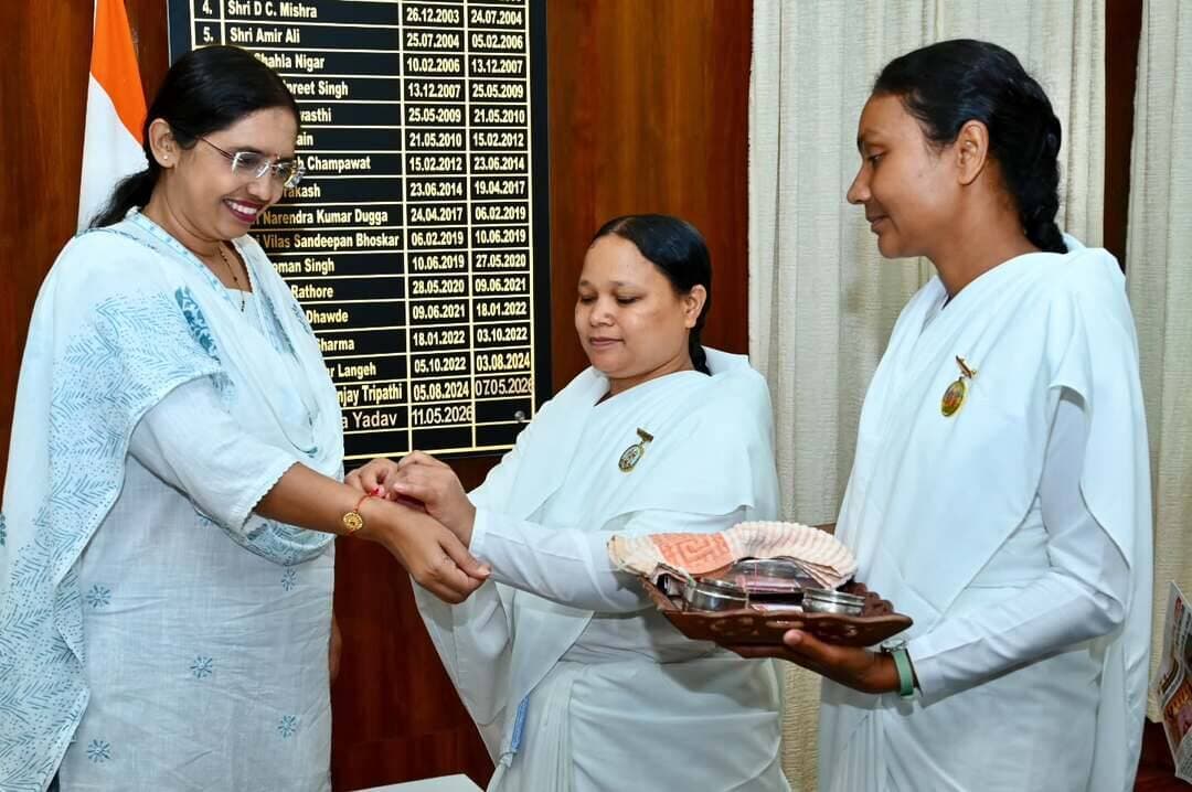 पवित्रता, प्रेम और सद्भाव का संदेश लेकर पहुंचीं ब्रह्माकुमारी बहनें, कलेक्टर श्रीमती रोक्तिमा यादव को बांधा रक्षा सूत्र, आत्म-स्मृति का तिलक लगाकर दिया सकारात्मक जीवन का संदेश।
रक्षाबंधन के पावन अवसर पर प्रजापिता ब्रह्माकुमारी ईश्वरीय विश्व विद्यालय, बैकुंठपुर की बहनों ने कलेक्टर श्रीमती रोक्तिमा यादव से भेंट कर उन्हें रक्षा सूत्र बांधा। कलेक्टर कक्ष में आयोजित इस आत्मीय अवसर पर ब्रह्माकुमारी बहनों ने रक्षाबंधन के आध्यात्मिक महत्व को साझा करते हुए जीवन में सकारात्मकता, पवित्रता और सद्भाव अपनाने का संदेश दिया। गढ़ेलपारा, बैकुंठपुर स्थित प्रजापिता ब्रह्माकुमारी ईश्वरीय विश्व विद्यालय की ओर से बी. के. सुनीता, बी. के. राजकुमारी, बी. के. ममता, बी. के. रूपा एवं बी. के. वासु उपस्थित रहीं।
कलेक्टर ने कहा- प्रेम, सम्मान और सद्भाव का पर्व है रक्षाबंधन कलेक्टर श्रीमती रोक्तिमा यादव ने कहा कि रक्षाबंधन भाई-बहन के खूबसूरत रिश्ते में प्रेम, सम्मान और सद्भाव को मजबूत करने वाला पर्व है। यह पर्व केवल रक्षा के संकल्प तक सीमित नहीं, बल्कि एक-दूसरे के प्रति सम्मान, स्नेह और सकारात्मक भावनाओं को बढ़ाने का अवसर भी है।
उन्होंने ब्रह्माकुमारी बहनों द्वारा दिए गए आध्यात्मिक संदेश की सराहना करते हुए रक्षाबंधन की शुभकामनाएं दीं।
#KoreaDistrict #baikunthpur #RakshaBandhan #rakhi #rakshabandhan2026
