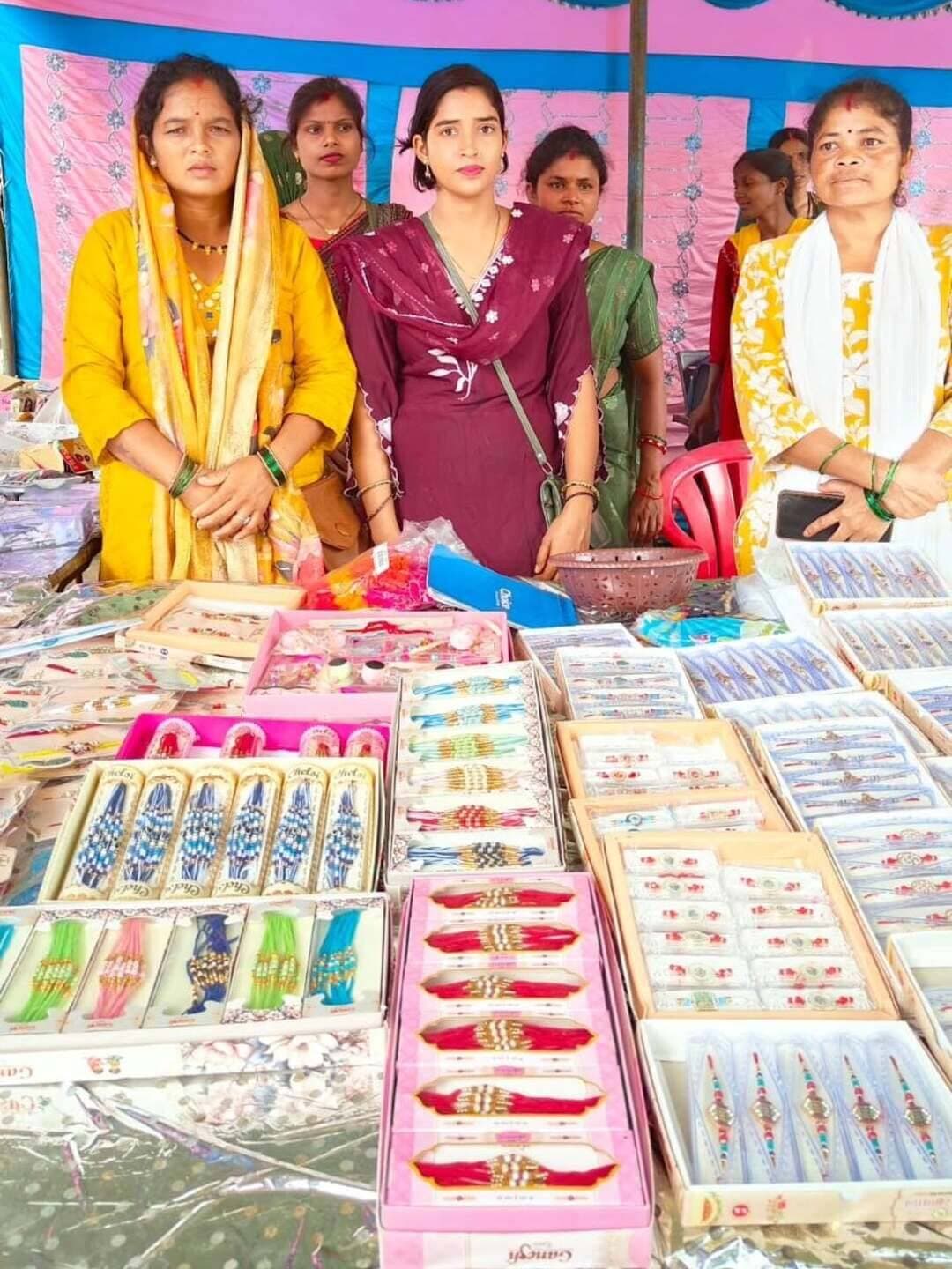 भाइयों की कलाई सूनी न हो, हर वर्ग की महिलाएं बना रहीं राखियां, बैकुण्ठपुर की दीदियों के हुनर को मिल रहा बाजार, एक दिन में 5 हजार रुपए की राखी बिक्री से बढ़ा उत्साह।
रक्षाबंधन के पर्व को लेकर बैकुण्ठपुर विकासखंड की स्व-सहायता समूह से जुड़ी महिलाएं राखियां तैयार कर रही हैं। उनका उद्देश्य केवल भाइयों की कलाई को सजाना ही नहीं, बल्कि स्थानीय स्तर पर रोजगार के अवसर पैदा करते हुए 'वोकल फॉर लोकल' को भी बढ़ावा देना है। समूह की महिलाओं द्वारा तैयार की जा रही राखियों को बाजार में अच्छा प्रतिसाद मिल रहा है।
बैकुण्ठपुर ब्लॉक के दो स्व-सहायता समूहों की 8 महिलाएं मिलकर इस वर्ष लगभग 5 हजार राखियां तैयार कर रही हैं। समूह द्वारा लगाए गए राखी स्टॉल से 24 अगस्त को एक ही दिन में करीब 5 हजार रुपए की राखियों की बिक्री हुई। बिक्री को लेकर महिलाओं में खासा उत्साह है और उन्हें उम्मीद है कि रक्षाबंधन तक राखियों की मांग और बढ़ेगी।
स्व-सहायता समूह की महिलाओं द्वारा तैयार राखियां स्थानीय बाजार में उपलब्ध होने से लोगों को स्थानीय उत्पाद खरीदने का विकल्प मिल रहा है। इससे महिलाओं की आत्मनिर्भरता, स्थानीय उत्पादों को बढ़ावा और 'वोकल फॉर लोकल' की भावना को मजबूती मिल रही है।
#VocalForLocal #WomenEmpowerment #RakshaBandhan #SelfHelpGroup #KoreaDistrict