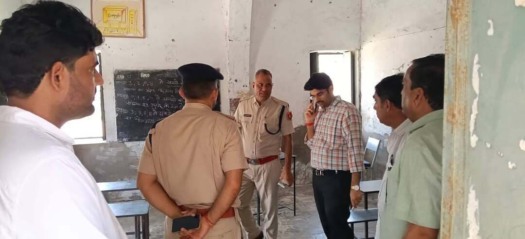 *जिला निर्वाचन अधिकारी व पुलिस अधीक्षक ने किया डीडवाना और कुचामन के मतदान केंद्रों निरीक्षण*
*आवश्यक व्यवस्थाओं के संबंध में दिये दिशा- निर्देश*
डीडवाना-कुचामन, 27 अगस्त। आगामी नगरीय निकाय चुनावों की पूर्व तैयारियों के मद्देनजर जिला निर्वाचन अधिकारी अवधेश मीना व पुलिस अधीक्षक डॉ प्यारेलाल शिवरान ने गुरुवार को डीडवाना और कुचामन सिटी के विभिन्न मतदान केंद्रों का सघन निरीक्षण किया। निरीक्षण के दौरान उन्होंने मतदान केंद्रों पर राज्य निर्वाचन आयोग के निर्देशानुसार उपलब्ध बुनियादी सुविधाओं जैसे पेयजल, रैंप, विद्युत आपूर्ति, शौचालय और छायादार व्यवस्थाओं की बारीकी से जांच की। उन्होंने अधिकारियों को निर्देश दिए कि मतदान केंद्रो पर सभी आवश्यक व्यवस्था समय पर पूरी की जाए।
इसके साथ ही जिला निर्वाचन अधिकारी ने मतदान केंद्रों पर सुरक्षा व्यवस्थाओं और संवेदनशीलता की स्थिति की भी समीक्षा की। उन्होंने अधिकारियों को निर्देश दिए कि वे सभी मतदान केंद्रों का भौतिक सत्यापन सुनिश्चित करें और कानून व्यवस्था बनाए रखने के लिए विशेष सतर्कता बरतें।
इस दौरान जिला निर्वाचन अधिकारी एवं पुलिस अधीक्षक ने ईवीएम मशीनों की सुरक्षा के लिए निर्धारित किए गए स्ट्रांग रूम का भी अवलोकन किया और आवश्यक व्यवस्थाओं का जायजा लिया। उन्होंने स्ट्रांग रूम की सुरक्षा व्यवस्था, सीसीटीवी कैमरों की स्थिति और सुरक्षा मानकों की पालना सुनिश्चित करने के निर्देश दिए।
निरीक्षण के दौरान अतिरिक्त पुलिस अधीक्षक हिमांशु शर्मा, विमल नेहरा,संबंधित क्षेत्रों के सहायक रिटर्निंग अधिकारी और प्रशासन के अधिकारी उपस्थित रहे।