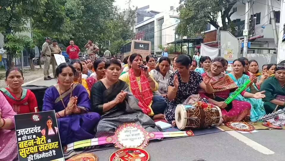महिला कांग्रेस प्रदेश अध्यक्ष ज्योति रौतेला पहुंची मुख्यमंत्री को राखी देने