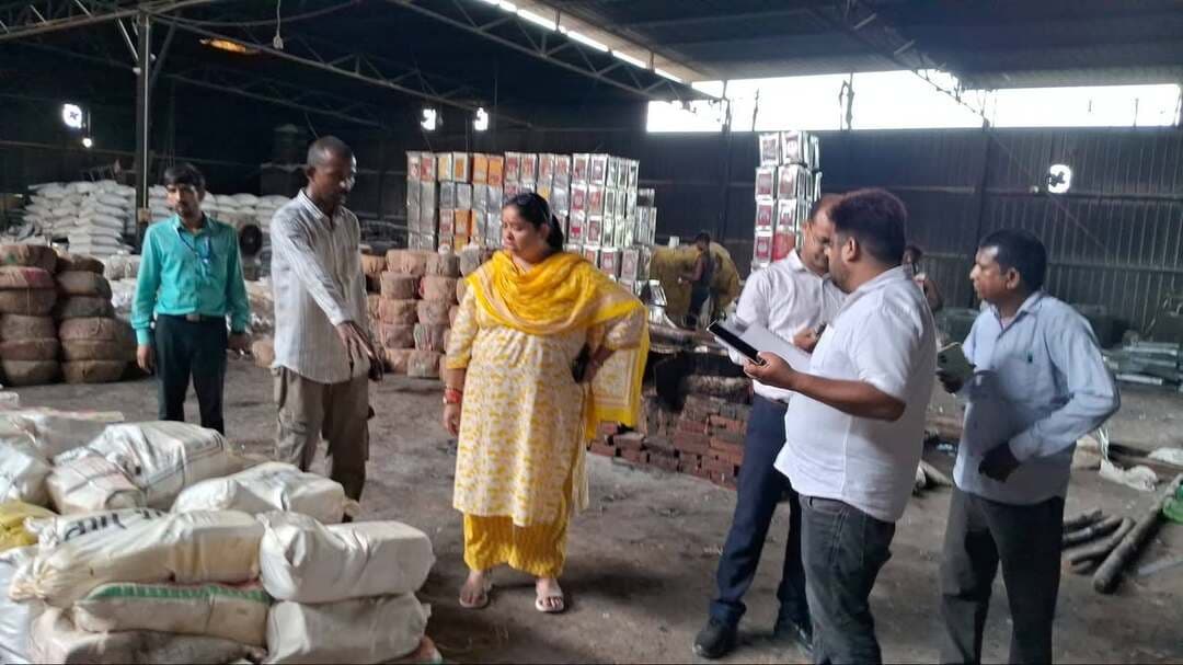 कैमूर मोहनिया प्रखंड के बेलौड़ी गांव में गुड़ फैक्ट्री में एसडीएम का छापा, गंदगी और साफ-सफाई की पाई गई कमी...