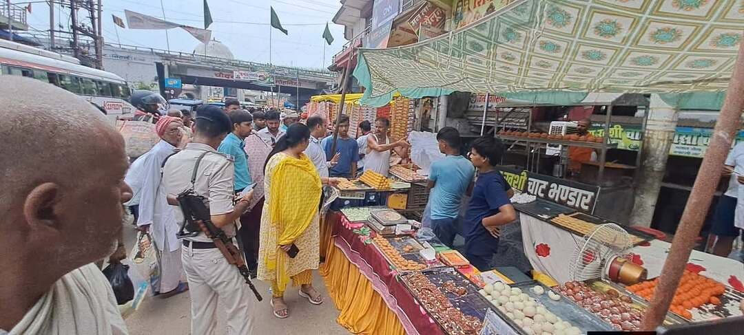 मोहनिया में रक्षाबंधन पर्व के अवसर पर मिठाई दुकानो की औचक निरीक्षण मोहनिया एसडीएम रत्ना प्रियदर्शिनी किया.