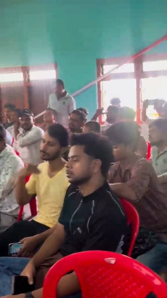 किसान भवन में उर्वरक विक्रेताओं का प्रशिक्षण
टेढ़ागाछ प्रखंड कृषि कार्यालय भवन में गुरुवार को उर्वरक विक्रेताओं के लिए एकदिवसीय प्रशिक्षण शिविर आयोजित हुआ। अधिकारियों ने उर्वरक बिक्री आवेदन प्रणाली, पारदर्शी वितरण और अभिलेख सत्यापन की जानकारी दी। कृषि पदाधिकारी मोहम्मद आदिल अनवर ने पात्र किसानों को नियमानुसार खाद उपलब्ध कराने के निर्देश दिए। किसान आईडीधारी एवं आधी-बटाई पर खेती करने वाले किसानों को भी नियम के अनुसार उर्वरक देने की बात कही गई।