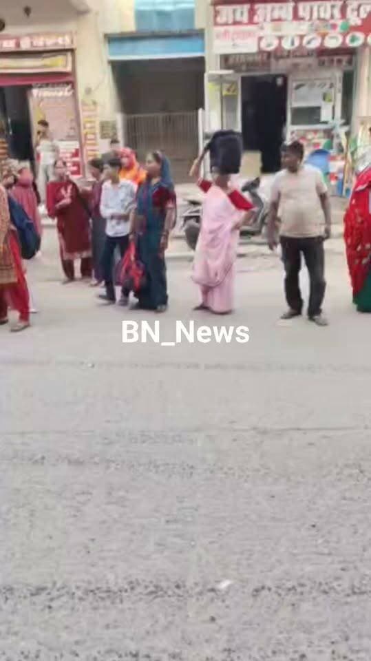 रक्षाबंधन से पहले बहरोड़ में उमड़ा जनसैलाब! 🛍️🚌
राखी के पर्व को लेकर बहरोड़ के बाजारों में महिलाओं की भारी भीड़ उमड़ पड़ी। बाजारों में चारों ओर महिलाओं की आवाजाही दिखाई दी, वहीं बसों में पैर रखने तक की जगह नहीं मिली। मजबूर होकर महिलाएं सड़कों पर खड़ी होकर बसों के आने का इंतजार करती नजर आईं।
त्योहार की खरीदारी के बीच भीड़ और यातायात व्यवस्था ने बढ़ाई परेशानी!
#बहरोड़ #रक्षाबंधन #RakshaBandhan #Bheror #BN_News #BreakingNews #RajasthanNews