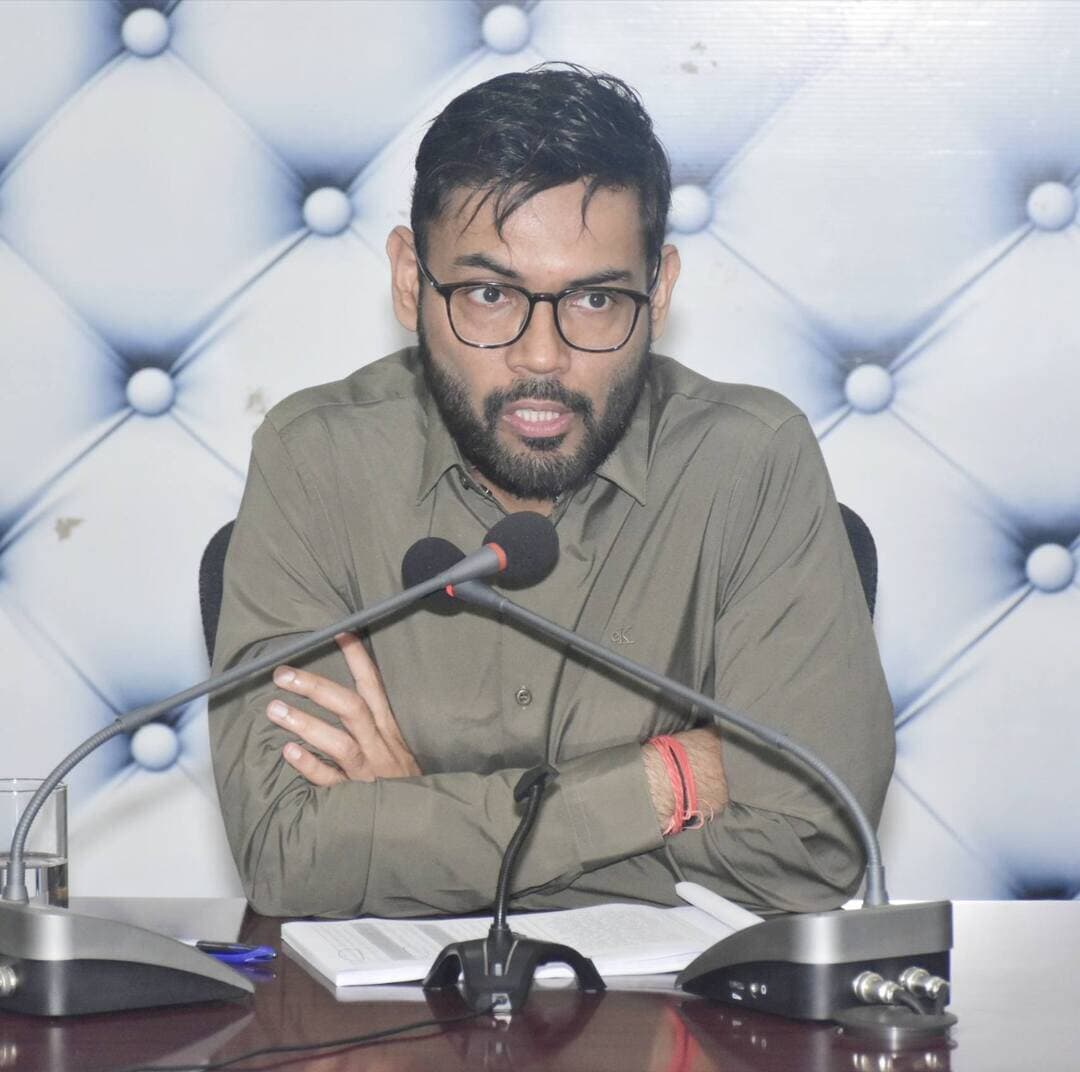 कलेक्टर श्री दिव्यांक सिंह ने राजस्व अधिकारियों की समीक्षा बैठक में दिए निर्देश
राजस्व अधिकारियों की समीक्षा बैठक कलेक्टर कार्यालय सभा कक्ष में आयोजित की गई। कलेक्टर श्री दिव्यांक सिंह ने जिले के राजस्व अधिकारियों के कार्यों की समीक्षा की। कलेक्टर ने निर्देशित किया कि राजस्व अधिकारी राजस्व न्यायालय प्रकरणों के निराकरण में अनावश्यक देरी नहीं करें। गंभीरता से कार्य कर त्वरित रूप से प्रकरणों का निराकरण किया जाए। राजस्व अधिकारी राजस्व प्रकरणों की निराकरण प्रक्रिया के दौरान लंबी-लंबी पेशियां नहीं लगाए पक्षकार को परेशान नहीं होना पड़े। बैठक में अपर कलेक्टर श्रीमती एकता जायसवाल, संयुक्त कलेक्टर सुश्री प्रीति संघवी, जिले के एसडीएम, तहसीलदार, नायब तहसीलदार उपस्थित थे।
#मंदसौर
#Mandsaur
