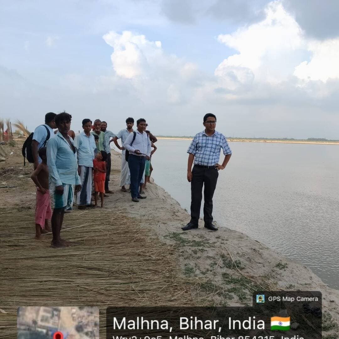 समाहरणालय पूर्णिया,
जनसंपर्क कार्यालय,
प्रेस विज्ञप्ति:-1217,
दिनांक:-27/08/2026,
==================
महानंदा नदी के तटवर्ती क्षेत्रों का सहायक आपदा प्रबंधन पदाधिकारी द्वारा किया गया स्थलीय निरीक्षण:-
वर्तमान में स्थिति पूरी तरह सामान्य।
जिला पदाधिकारी श्री अंशुल कुमार (भा.प्र.से.) के निर्देश के आलोक में सहायक आपदा प्रबंधन पदाधिकारी (ADMO) श्री प्रणव कुमार द्वारा महानंदा नदी के तटवर्ती संवेदनशील क्षेत्रों का विस्तृत स्थलीय निरीक्षण किया गया।
महानंदा नदी के विभिन्न तटवर्ती इलाकों में जलस्तर एवं सुरक्षात्मक तटबंधों की स्थिति का जायजा लिया गया।
बैसा प्रखंड अंतर्गत काशीबाड़ी में स्थानीय ग्रामीणों द्वारा नदी कटाव की सूचना दी गई।
इस पर त्वरित संज्ञान लेते हुए बाढ़ नियंत्रण प्रमंडल के अभियंताओं को अविलंब स्थलीय जांच कर आवश्यक सुधारात्मक एवं निरोधात्मक कार्रवाई करने का निर्देश दिया गया।उक्त क्षेत्र अंतर्गत वर्तमान में बाढ़ जैसी कोई स्थिति नहीं है।
सभी तटबंध पूरी तरह सुरक्षित हैं तथा प्रशासनिक स्तर पर जलस्तर एवं तटवर्ती गतिविधियों पर निरंतर सतर्कता से निगरानी रखी जा रही है।