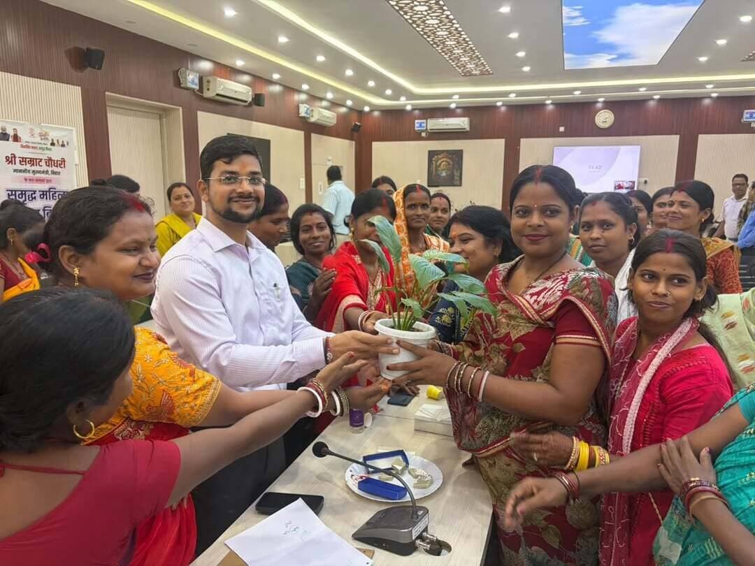 समाहरणालय पूर्णिया ,
जनसंपर्क कार्यालय
विज्ञप्ति संख्या: 1214
दिनांक: 27 अगस्त 2026,
==================
समाहरणालय में 'समृद्ध महिला समृद्ध बिहार' का लाइव टेलीकास्ट; जीविका दीदियों ने जिलाधिकारी को बांधी राखी
पूर्णिया: समाहरणालय स्थित महानंदा सभागार में गुरुवार को 'समृद्ध महिला समृद्ध बिहार' अभियान के तहत एक भव्य कार्यक्रम का आयोजन किया गया। जिलाधिकारी श्री अंशुल कुमार (भा०प्र०से०) की गरिमामयी उपस्थिति में 50 से अधिक जीविका दीदियों ने पटना के बापू सभागार से प्रसारित मुख्य कार्यक्रम का लाइव टेलीकास्ट देखा, जिसका शुभारंभ माननीय मुख्यमंत्री श्री सम्राट चौधरी द्वारा किया गया।
महिला सशक्तिकरण के उद्देश्य से आयोजित इस राज्यस्तरीय कार्यक्रम में दो प्रमुख वित्तीय पहलों के तहत राशि का सीधा हस्तांतरण किया गया:
मुख्यमंत्री महिला रोजगार योजना: राज्य की 5 लाख महिला लाभुकों के खातों में ₹10,000 प्रति लाभुक की दर से राशि प्रेषित की गई।
जीविका निधि: 10,000 महिला लाभुकों को ₹20,000 प्रति लाभुक की दर से सहायता राशि प्रदान की गई।
रक्षाबंधन की पूर्व संध्या पर भावुक क्षण
कार्यक्रम के दौरान एक आत्मीय दृश्य देखने को मिला। आगामी रक्षाबंधन पर्व के अवसर पर जीविका दीदियों ने जिलाधिकारी श्री अंशुल कुमार को तिलक लगाकर कलाई पर राखी बांधी, मिठाई खिलाई और उनकी दीर्घायु की कामना की। जिलाधिकारी ने भी दीदियों का मुंह मीठा करवाकर उनके उज्ज्वल भविष्य की शुभकामनाएं दीं।
व्यापारिक संवाद और प्रोत्साहन
जिलाधिकारी ने कार्यक्रम के दौरान लगभग 10 जीविका दीदियों से व्यक्तिगत रूप से सीधा संवाद कर उनके व्यवसायों की जानकारी ली। दीदियों ने बकरी पालन, गाय पालन और दुकानदारी जैसे स्वरोजगार माध्यमों के बारे में बताया, जिस पर जिलाधिकारी ने गहरी प्रसन्नता व्यक्त की।
दीदियों को प्रेरित करते हुए जिलाधिकारी ने कहा:
"आप सभी एक लंबी यात्रा तय करके इस मुकाम तक पहुंची हैं। अब समय आ गया है कि अपने परिवार की आर्थिक स्थिति को मजबूत करने में ठोस योगदान दें। सरकार आपकी हर संभव मदद के लिए पूरी तरह तत्पर है।"
इस दौरान सभागार में उपस्थित सभी जीविका दीदियों के चेहरों पर अपार उत्साह और खुशी की लहर देखी गई।