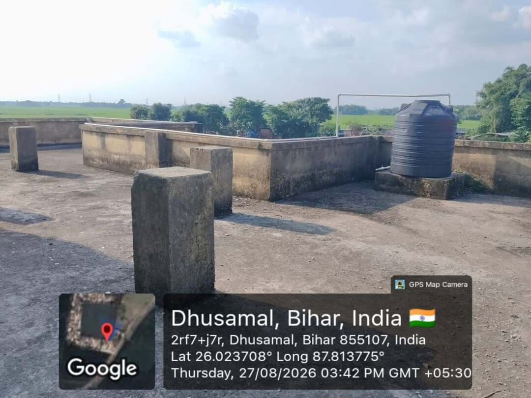 समाहरणालय पूर्णिया,
जनसंपर्क कार्यालय,
प्रेस विज्ञप्ति 1213,
दिनांक:- 27 अगस्त 2026,
==================
जिला पदाधिकारी श्री अंशुल कुमार भा०प्र०से० के दिशा-निर्देश एवं मार्गदर्शन में संबंधित अधिकारियों द्वारा संभावित बाढ़ को लेकर लगातार तटबंधों एवं पुल पुलिया तथा संवेदन एवं अति संवेदनशील स्थालों तथा संभावित बाढ़ प्रभावित क्षेत्रों और बाढ़ आश्रय स्थलों का भौतिक निरीक्षण किया जा रहा है और लोगों को सजग एवं सतर्कत भी किया जा रहा है।
इसी क्रम में श्री प्रणव कुमार एडीएमओ द्वारा बैसा एवं अमौर प्रखंड स्थित बाढ़ आश्रय स्थलों का स्थलीय निरीक्षण किया गया।
सहायक आपदा प्रबंधन पदाधिकारी (ADMO) पूर्णिया श्री प्रणव कुमार द्वारा बैसा एवं अमौर प्रखंड स्थित बाढ़ आश्रय स्थलों का विस्तृत स्थलीय निरीक्षण किया गया।
निरीक्षण के दौरान भवन निर्माण विभाग के संबंधित अभियंता भी मौजूद थे।
संयुक्त दल द्वारा बाढ़ आश्रय स्थलों की वर्तमान भौतिक स्थिति, साफ-सफाई, पेयजल, शौचालय, विद्युत व्यवस्था तथा संरचनात्मक सुरक्षा की गहन समीक्षा की गई।
आवश्यक रख-रखाव एवं आवश्यक मरम्मति कार्यों को समय पर पूर्ण करने हेतु संबंधित अभियंताओं को त्वरित कार्रवाई सुनिश्चित करने को कहा गया ताकि आपातकालीन स्थिति में प्रभावित लोगों को किसी प्रकार की असुविधा न हो।
निरीक्षण के क्रम में पाया गया कि संबंधित क्षेत्रों में नदियों का जलस्तर वर्तमान में पूरी तरह सामान्य एवं नियंत्रित है।
जिला प्रशासन द्वारा स्थिति पर निरंतर निगरानी किया जा रहा है। सभी संबंधित विभागों को पूर्व में तैयारी दुरुस्त रखने के निर्देश दिया गया है।