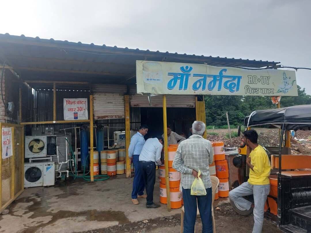 ग्राम कोठी में आरओ वाटर प्लांट की जांच कर सील्ड किया, नोटिस जारी
---
ओंकारेश्वर के पास स्थित ग्राम कोठी में पुनासा के तहसीलदार श्री विजय साहू एवं लोक स्वास्थ्य यांत्रिकी विभाग के दल के संयुक्त निरीक्षण में जयपाल सिंह चौहान द्वारा संचालित मां नर्मदा आरओ चिल्ड वाटर प्लांट का आकस्मिक निरीक्षण किया गया। निरीक्षण के दौरान लोक स्वास्थ्य यांत्रिकी विभाग के उपयंत्री ने प्लांट की जांच की, तो जांच में पाया गया कि प्रयोगशाला में प्लांट के पानी की जांच कभी भी नहीं कराई गई है, तथा जांच के दौरान प्लांट के कार्यालय में पानी की जांच की कोई प्रयोगशाला जांच रिपोर्ट नहीं पाई गई। जांच में पाया गया कि पानी बेचने की व्यावसायिक अनुमति भी इस वाटर प्लांट के संचालक के पास नहीं है। इसलिए जांच दल ने कार्यवाही करते हुए इस प्लांट को सील्ड करने की कार्यवाही की। तहसीलदार श्री साहू ने बताया कि वाटर प्लांट संचालक एवं भूमि स्वामी दोनों को नोटिस जारी किया गया है। उनका जवाब प्राप्त होने पर नियमानुसार कार्यवाही की जाएगी।
Jansampark Madhya Pradesh
General Administration Department, MP
Department of Culture, Madhya Pradesh
Department Of Revenue, Madhya Pradesh
Department of Public Health Engineering, Madhya Pradesh
#khandwa