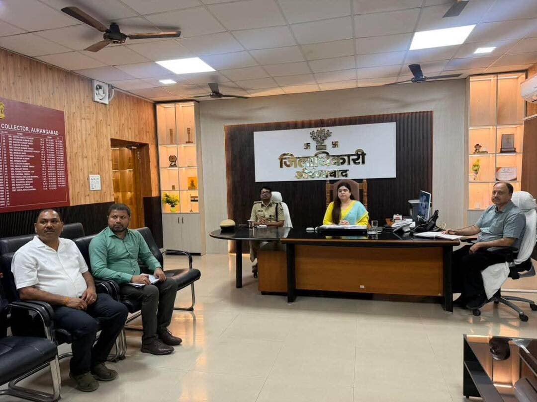 NEET PG-2026 परीक्षा की तैयारियों को लेकर मुख्य सचिव ने की समीक्षा
दिनांक 30 अगस्त 2026 को प्रस्तावित NEET PG-2026 परीक्षा के सफल, शांतिपूर्ण एवं कदाचारमुक्त आयोजन को लेकर आज मुख्य सचिव, बिहार की अध्यक्षता में वीडियो कॉन्फ्रेंसिंग के माध्यम से समीक्षा बैठक आयोजित की गई।
बैठक में जिला पदाधिकारी, औरंगाबाद श्रीमती अभिलाषा शर्मा एवं पुलिस अधीक्षक, औरंगाबाद सहित संबंधित पदाधिकारियों ने भाग लिया।
बैठक में परीक्षा केंद्रों पर—
🔹 सुदृढ़ सुरक्षा एवं विधि-व्यवस्था
🔹 पर्याप्त पुलिस बल एवं दंडाधिकारी की प्रतिनियुक्ति
🔹 अभ्यर्थियों की सघन फ्रिस्किंग एवं सुरक्षा जांच
🔹 निर्बाध विद्युत आपूर्ति एवं इंटरनेट कनेक्टिविटी
🔹 साइबर सुरक्षा एवं परीक्षा की गोपनीयता
🔹 यातायात एवं भीड़ प्रबंधन
सुनिश्चित करने के संबंध में आवश्यक दिशा-निर्देश दिए गए।
जिला प्रशासन, औरंगाबाद द्वारा परीक्षा के सुरक्षित, सुचारू, निष्पक्ष एवं शांतिपूर्ण आयोजन के लिए सभी आवश्यक तैयारियां समयबद्ध रूप से सुनिश्चित की जा रही हैं।
#NEETPG2026 #NEETPG #Aurangabad #DistrictAdministration #ExamPreparation #Bihar