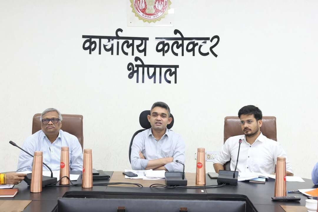 राजस्व प्रकरणों के निराकरण में अनावश्यक विलंब बर्दाश्त नहीं : कलेक्टर श्री मिश्रा
एसडीएम को तहसील कार्यालयों के निरीक्षण तथा लंबित प्रकरणों के समयबद्ध निराकरण के निर्देश
लोक सेवा गारंटी के प्रकरण समय-सीमा से बाहर होने पर संबंधितों के विरुद्ध होगी कार्रवाई
अवैध कॉलोनियों पर करें कार्रवाई, संयुक्त दल करेंगे कॉलोनियों का निरीक्षण
कलेक्टर श्री प्रियंक मिश्रा ने राजस्व अधिकारियों की बैठक में सभी एसडीएम को तहसील कार्यालयों का नियमित निरीक्षण करने तथा लंबित राजस्व प्रकरणों का निर्धारित समय-सीमा में निराकरण सुनिश्चित करने के निर्देश दिए। बैठक में धारणाधिकार, राजस्व से संबंधित सीएम हेल्पलाइन शिकायतों, भूमि आवंटन, अपीलीय प्रकरणों, वन व्यवस्थापन तथा कॉलोनी सेल में दर्ज शिकायतों की विस्तृत समीक्षा की गई।
कलेक्टर श्री मिश्रा ने निर्देश दिए कि सभी एसडीएम एवं तहसीलदार अपने कार्यालयों का निरीक्षण कर नामांतरण, बंटवारा एवं अन्य राजस्व प्रकरणों में पारित आदेशों की तामील तथा अभिलेखों का दुरुस्तीकरण सुनिश्चित कराएं।
कलेक्टर श्री मिश्रा ने आरसीएमएस पोर्टल पर दर्ज अविवादित नामांतरण, सीमांकन एवं अन्य लंबित प्रकरणों की अधिक संख्या पर नाराजगी व्यक्त की। उन्होंने सभी एसडीएम, तहसीलदार एवं नायब तहसीलदारों को अगली राजस्व अधिकारी बैठक से पहले लंबित प्रकरणों का समय-सीमा में निराकरण करने के निर्देश दिए। उन्होंने स्पष्ट किया कि कोई भी प्रकरण बिना उचित कारण के निरस्त नहीं किया जाए। एसडीएम एवं तहसीलदार द्वारा पारित आदेशों के पालन में पटवारियों द्वारा अनावश्यक विलंब किए जाने पर संबंधित के विरुद्ध सख्त कार्रवाई की जाएगी।
कलेक्टर श्री मिश्रा ने कहा कि लोक सेवा केंद्रों के माध्यम से प्रदान की जाने वाली राजस्व सेवाओं का निर्धारित समय-सीमा में निराकरण सुनिश्चित किया जाए। सेवा प्रदान करने में विलंब होने पर संबंधित के विरुद्ध कार्रवाई करते हुए पात्र हितग्राही को क्षतिपूर्ति राशि दिलाई जाएगी। उन्होंने निर्देश दिए कि लोक सेवा गारंटी का कोई भी प्रकरण समय-सीमा से बाहर नहीं होना चाहिए। सभी एसडीएम एवं तहसीलदार अपने कार्यालयों की व्यवस्थाएं भी दुरुस्त रखें। साथ ही महत्वाकांक्षी परियोजनाओं के लिए भू-अर्जन की कार्रवाई समयबद्ध रूप से पूर्ण की जाए।
कलेक्टर श्री मिश्रा ने कॉलोनी सेल में दर्ज शिकायतों के संतुष्टिपूर्ण निराकरण के लिए नगर निगम एवं राजस्व विभाग के संयुक्त दल गठित कर कॉलोनियों का निरीक्षण कराने के निर्देश दिए। उन्होंने कहा कि नागरिकों को आवश्यक मूलभूत सुविधाएं उपलब्ध कराई जाएं तथा जिले में विकसित अवैध कॉलोनियों के विरुद्ध नियमानुसार कार्रवाई सुनिश्चित की जाए।
बैठक में अपर कलेक्टर श्री सुमित पांडेय, श्री महेंद्र कवचे, श्री प्रकाश नायक, श्री पी.सी. शाक्य सहित सभी एसडीएम, तहसीलदार एवं संबंधित राजस्व अधिकारी उपस्थित रहे।
CM Madhya Pradesh
Jansampark Madhya Pradesh
#Bhopal