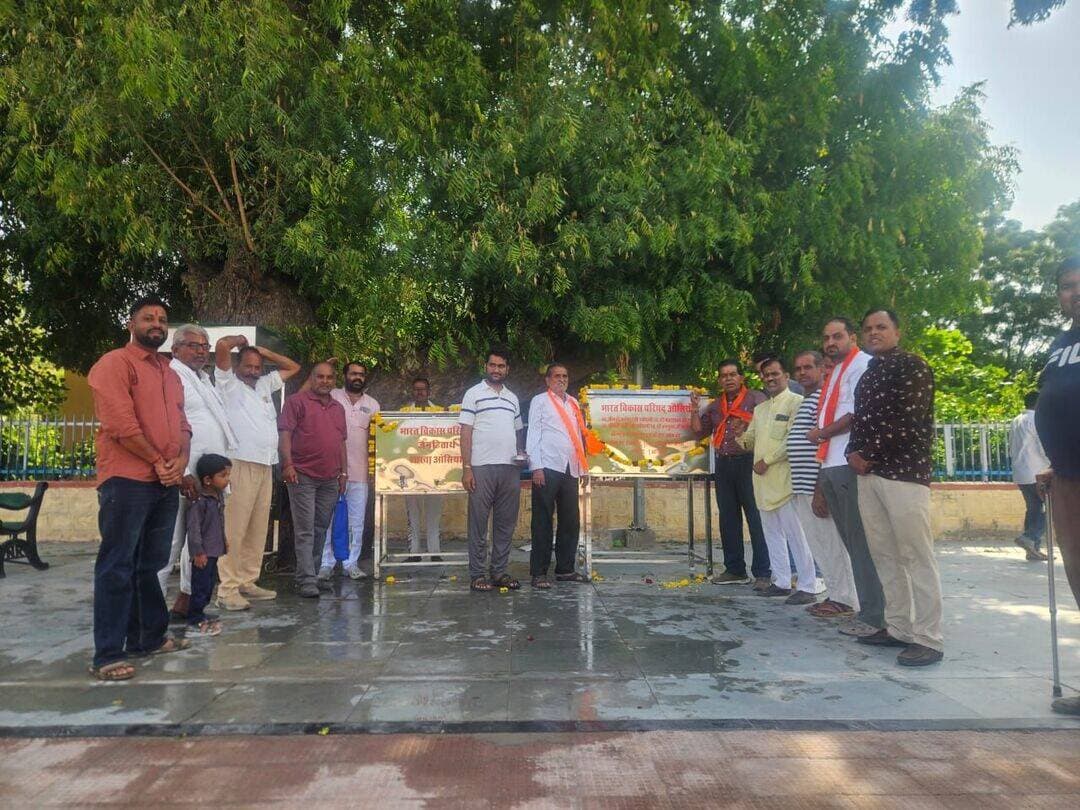 नर सेवा, नारायण सेवा — शीतल जल सेवा का विस्तार
भारत विकास परिषद शाखा ओसियां द्वारा रेलवे स्टेशन पर यात्रियों की सुविधा के लिए संचालित शीतल जल सेवा का विस्तार करते हुए दो नई मोबाइल प्याऊ का विधिवत शुभारंभ किया गया। इन दोनों मोबाइल प्याऊ पर लगभग 70,000 रुपये की लागत आई है।
शाखा द्वारा पिछले लगभग तीन वर्षों से तीन मोबाइल प्याऊ के माध्यम से यात्रियों को मिनरल वाटर की सेवा निरंतर प्रदान की जा रही है। वर्तमान में बाबा रामदेव मेले के कारण यात्रियों की संख्या बढ़ने से शीतल जल की मांग भी बढ़ गई है। इसी को ध्यान में रखते हुए दो अतिरिक्त मोबाइल प्याऊ की व्यवस्था की गई है। यह व्यवस्था रामदेवरा जाने वाले यात्रियों के लिए संचालित जल सेवा को और अधिक प्रभावी बनाने में सहायक सिद्ध होगी।
कार्यक्रम में भारत विकास परिषद शाखा ओसियां के अध्यक्ष नंद किशोर चांडक, जिला समन्वयक रुपेश ओझा, प्रकल्प प्रभारी मांगीलाल बिश्नोई, सेवा संयोजक अनिल सोनी, बने सिंह, पूर्व अध्यक्ष मेघाराम चौधरी, प्रांतीय प्रकल्प प्रभारी श्रवण सोनी, पूर्व कोषाध्यक्ष विनोद शर्मा, किशन स्वर्णकार, पवन सोनी,बाबू चौधरी,सत्यनारायण लखारा, रामूराम मेघवाल सहित शाखा परिवार के सदस्य उपस्थित रहे।
रेलवे स्टेशन परिवार की ओर से स्टेशन अधीक्षक मनोहर लाल जी, बुकिंग सुपरवाइजर महावीर सिंह जी, जेठाराम जी पीएम सहित रेलवे स्टाफ की उपस्थिति रही।
इस पुण्य एवं पवित्र सेवा कार्य में सहयोग प्रदान करने वाले भामाशाह परिवार गौतम एवं सुनील स्वर्णकार का भारत विकास परिषद शाखा ओसियां द्वारा अभिनंदन किया गया। शाखा परिवार की ओर से दुपट्टा ओढ़ाकर एवं माल्यार्पण कर उनका स्वागत-सम्मान किया गया तथा सेवा कार्य में उनके योगदान के लिए आभार व्यक्त किया गया।
पूर्व अध्यक्ष मेघाराम जी ने कहा कि नर सेवा ही नारायण सेवा है और यात्रियों को भीषण गर्मी में शीतल जल उपलब्ध करवाना मानव सेवा का महत्वपूर्ण कार्य है। अतिरिक्त मोबाइल प्याऊ की सुविधा से रामदेवरा मेले में आने-जाने वाले हजारों यात्रियों को राहत मिलेगी।
अंत में “वंदे मातरम्” एवं “भारत माता की जय” के जयघोष के साथ कार्यक्रम का समापन हुआ।