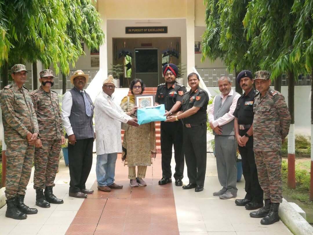 संभावना स्कूल में बनी राखियो को दानापुर कैंट में फौजी भाइयों को सौंपा गया
संभावना स्कूल की प्राचार्या डॉ. अर्चना सिंह, कर्नल राणा प्रताप सिंह एवं संजीव सिन्हा ने संयुक्त रूप से सौंपी राखी
सिग्नल कोर के कर्नल अमरदीप सिंह एवं कर्नल बदानी को प्रतिक चिन्ह देकर किया गया सम्मानित
फोटो-
आरा। स्थानीय शुभ नारायण नगर मझौंवा स्थित संभावना आवासीय उच्च विद्यालय में गत दिनों आयोजित चार दिवसीय राखी मेकिंग कार्यशाला में तैयार राखियो को आज फौजी भाईयों को सौंप दिया गया। संभावना स्कूल की प्राचार्या डॉ. अर्चना सिंह, कर्नल राणा प्रताप सिंह एवं सर्जना न्यास बोर्ड के संजीव सिन्हा ने संयुक्त रूप से कार्यशाला में तैयार उत्कृष्ट राखियों को पटना के दानापुर आर्मी कैंट में सिग्नल कोर के कर्नल अमरदीप सिंह एवं कर्नल बदानी को सौंपा। इस दौरान संभावना स्कूल की प्राचार्या डॉ. अर्चना सिंह ने भोजपुरी पेंटिंग पीडिया पर आधारित राखी का प्रतीक चिन्ह कर्नल अमरदीप सिंह एवं कर्नल बदानी को प्रदान किया गया। बता दें की चार दिवसीय कार्यशाला राखी मेकिंग कार्यशाला में वर्ग 6 से लेकर 12वीं तक के 150 छात्र-छात्राओं ने भाग लिया था, जिसमें 1120 राखियों का निर्माण किया गया था। भोजपुरी पेंटिंग पीडिया पर आधारित हस्तनिर्मित राखी लोगों के लिए आकर्षण का केंद्र बनी रही।