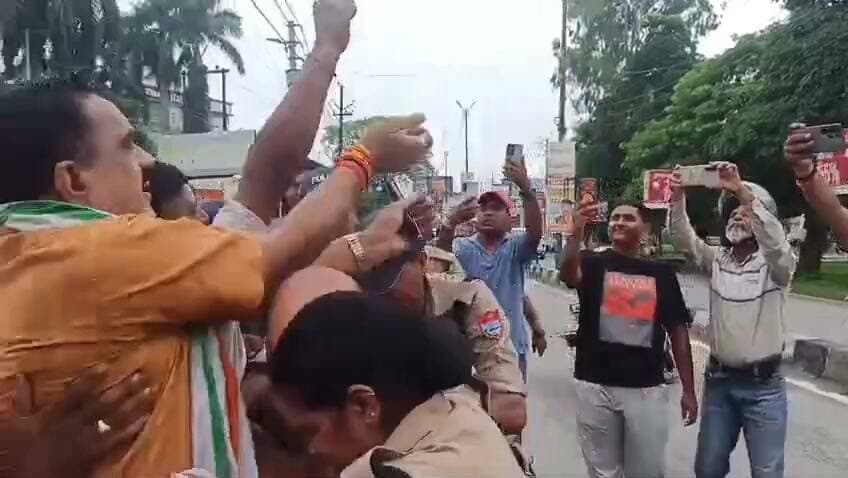 पुलिस हिरासत में पूर्व विधायक राजकुमार ठुकराल
Rajkumar Thukral Tilak Raj Behar Indian National Congress Uttarakhand #rudrapurnews #udhamsinghnagar