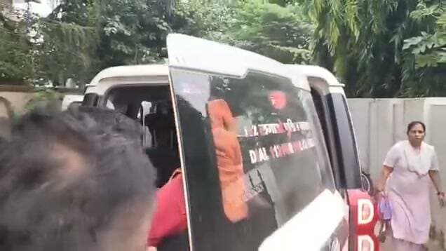महिला की हुई मौत.हत्या की आशंका:-देहरादून के डालनवाला क्षेत्र में गुरुवार आज सुबह एक सनसनीखेज वारदात सामने आई। जहां पर एक आवास पर महिला की मौत हुई है। आशंका जताई गई है कि महिला के पति द्वारा उसकी हत्या की गई, इस संबंध में एसपी सिटी देहरादून पुलिस बल के साथ मौके पर पहुंचे, साथ ही उन्होंने बताया कि एक महिला की हत्या की सूचना पर पुलिस यहां पहुंची है और अभी पूरे मामले की तफ्तीश की जा रही है। साथ ही एफएसएल टीम को भी भेजा जा रहा है। जिसके बाद पूरे मामले का खुलासा किया जा सकेगा। वहीं सूत्रों से जानकारी मिली है कि दो दंपत्ति अपने बच्चों समेत घर में मकान मालिकों के साथ रहते थे और महिला घर के घरेलू काम किया करती थी।