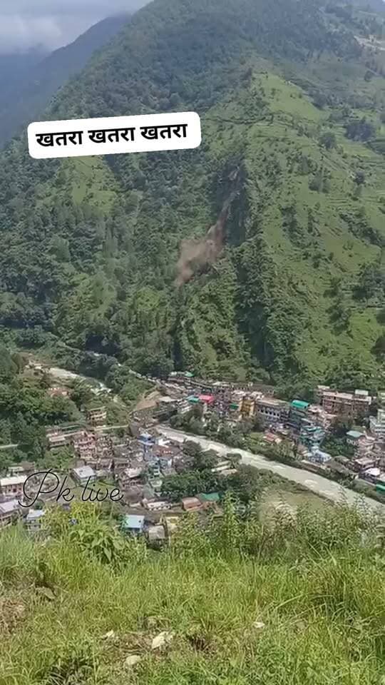 चमोली जिले के नंदानगर मुख्य बाजार के पास लैंडस्लाइड होने से पहाड़ से गिरे बड़े-बड़े पत्थर और बोल्डर...सड़क पर खड़ी गाड़ियों को पहुंचा है नुकसान...