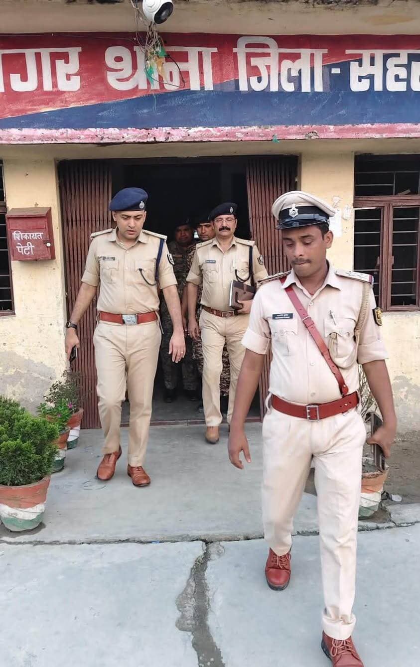 काशनगर थाना का एसपी विक्रम सिहाग ने किया निरीक्षण, लंबित कांडों की समीक्षा
सहरसा: पुलिस अधीक्षक विक्रम सिहाग ने काशनगर थाना का निरीक्षण कर थाना परिसर, अभिलेखों एवं लंबित कांडों की विस्तृत समीक्षा की। निरीक्षण के दौरान एसपी ने थाना की कार्यप्रणाली और पुलिसिंग व्यवस्था का जायजा लिया।
उन्होंने अपराध नियंत्रण को लेकर आवश्यक दिशा-निर्देश देते हुए नियमित एवं प्रभावी गश्ती सुनिश्चित करने, फरार अभियुक्तों की गिरफ्तारी में तेजी लाने तथा लंबित मामलों के त्वरित निष्पादन पर विशेष जोर दिया।
एसपी ने आमजनों की शिकायतों का त्वरित एवं गुणवत्तापूर्ण तरीके से निष्पादन करने का निर्देश संबंधित पुलिस पदाधिकारियों को दिया। उन्होंने पुलिस अधिकारियों से कानून-व्यवस्था बनाए रखने और आम लोगों के साथ बेहतर समन्वय स्थापित कर कार्य करने को कहा।
