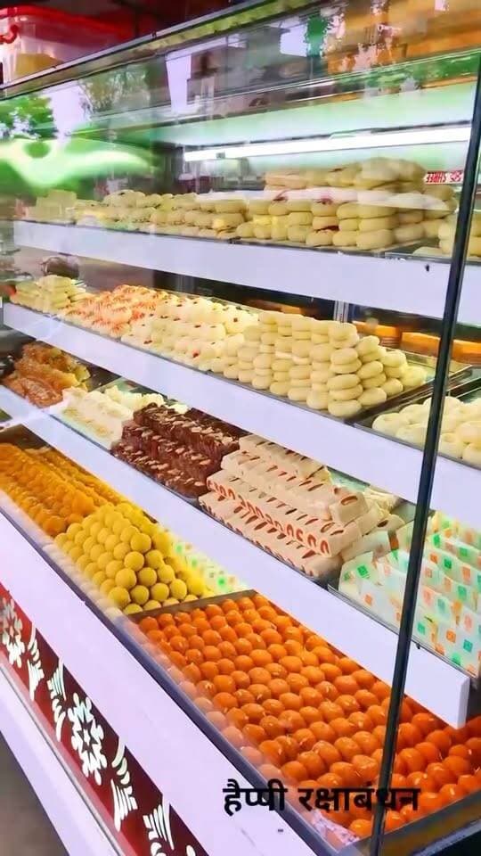 रक्षा बंधन से पूर्व रंगबिरंगे मिठाई से दुकान सजधज कर तैयार..