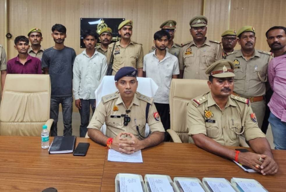*बस्ती में साइबर ठग गैंग का भंडाफोड़: लोन के नाम पर अश्लील फोटो वायरल करने की धमकी देकर वसूलते थे लाखों, कोतवाली और साइबर सेल ने 4 को दबोचा*
जनपद बस्ती, उत्तर प्रदेश 27 अगस्त 2026
* जनपद में साइबर अपराध पर Zero Tolerance नीति के तहत बस्ती पुलिस को बड़ी सफलता मिली है। *प्रभारी निरीक्षक कोतवाली बृजानन्द सिंह और प्रभारी साइबर सेल शेषनाथ गोंड* की संयुक्त टीम ने लोन के नाम पर लोगों को ब्लैकमेल करने वाले अंतर्राज्यीय गैंग के 4 सदस्यों को गिरफ्तार किया है।
पुलिस अधीक्षक डॉ0 यशवीर सिंह के निर्देशन, अपर पुलिस अधीक्षक श्यामकांत के दिशा-निर्देशन व क्षेत्राधिकारी साइबर कुलदीप सिंह यादव के पर्यवेक्षण में यह कार्रवाई धोबी घाट अमहट पर की गई।
*ऐसे करते थे ठगी -*
गिरोह व्हाट्सएप और टेलीग्राम पर आसान लोन का लिंक भेजता था। लिंक पर क्लिक करते ही मोबाइल की गैलरी और कॉन्टैक्ट लिस्ट का एक्सेस ले लेते थे। फिर पिक्सआर्ट ऐप से फोटो एडिट कर अश्लील बनाकर फर्जी सिम से वायरल करने की धमकी देकर पैसा वसूलते थे। अब तक महाराष्ट्र, केरल, कर्नाटक, बंगाल, झारखंड, तमिलनाडु, मध्य प्रदेश, आंध्र प्रदेश में NCCRP पोर्टल पर 12 शिकायतें दर्ज हैं। गैंग अब तक 12 से 15 लाख रुपये वसूल चुका है।
... *गिरफ्तार अभियुक्त -*
1. निखिल सिंह पुत्र इन्द्रजीत सिंह, ग्राम मनिकारपुर थाना हरैया
2. गौरव सिंह पुत्र शिवकुमार सिंह, ग्राम पिकौरा थाना पैकोलिया
3. अफरोज पुत्र मुहम्मद जहिर, पिकौरा थाना पैकोलिया
4. प्रद्युम्न चौरसिया पुत्र शिवपूजन, ग्राम कलवारी मुस्तकहम - जो फर्जी सिम सप्लाई करता था। अब तक 30 से 40 फर्जी सिम बेच चुका है। पुलिस ने इनके पास से 7 मोबाइल फोन (2 आईफोन सहित), 7 नये वोडाफोन के फर्जी सिम और 3 मोटरसाइकिल UP51BQ8474, UP51BR7661, UP58AE1192 बरामद की हैं। थाना कोतवाली पर मुकदमा संख्या 372/2026 दर्ज किया गया है। 3 अभियुक्त लकी सिंह, अश्वनी सिंह और पीयूष सिंह अभी वांछित हैं।
. गिरफ्तारी करने वाली पुलिस टीम
* प्रभारी निरीक्षक कोतवाली *बृजानन्द सिंह*, प्रभारी साइबर सेल *शेषनाथ गोंड*, उप निरीक्षक सुरेन्द्र प्रसाद, जावेद खान, हेड कांस्टेबल अभिषेक कुमार त्रिपाठी व अन्य।
यह गिरफ्तारी बस्ती पुलिस की बड़ी उपलब्धि है और कोतवाली प्रभारी बृजानन्द सिंह व साइबर सेल प्रभारी शेषनाथ गोंड की सतर्कता काबिले तारीफ है। आजकल लोन के नाम पर लिंक भेजकर ठगी का धंधा तेजी से बढ़ रहा है और भोले-भाले लोग इसका शिकार हो रहे हैं। लोगों को समझना होगा कि कोई भी बैंक व्हाट्सएप पर लोन का लिंक नहीं भेजता। अगर अनजान लिंक पर क्लिक किया तो आपकी पूरी गैलरी और कॉन्टैक्ट हैक हो सकती है। बस्ती पुलिस ने समय रहते इस गैंग को पकड़कर कई लोगों को ब्लैकमेल होने से बचा लिया है। आम जनता से अपील है कि ऐसे किसी भी कॉल या मैसेज के झांसे में न आएं और तुरंत 1930 या http://cybercrime.gov.in पर शिकायत करें।
संवाददाता हरी ओम प्रकाश
राष्ट्रीय हिंदी दैनिक कौटिल्य का भारत