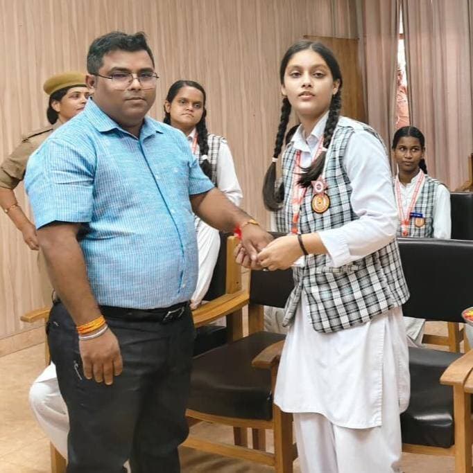 *जनपद बस्ती, उत्तर प्रदेश,27 अगस्त 2026,
*कलेक्ट्रेट में रक्षाबंधन की धूम: छात्राओं ने CRO कीर्ति प्रकाश भारती को बांधी राखी, CRO ने दिया बेटियों को आगे बढ़ने का संदेश* पवित्र पर्व रक्षाबंधन के अवसर पर आज कलेक्ट्रेट परिसर में भाई-बहन के प्रेम और सामाजिक समरसता का अनूठा दृश्य देखने को मिला। सरस्वती बालिका विद्या मंदिर, रामबाग की छात्राएं कलेक्ट्रेट पहुंचीं और *मुख्य राजस्व अधिकारी कीर्ति प्रकाश भारती* को रक्षासूत्र बांधकर रक्षाबंधन की शुभकामनाएं दीं।
*मुख्य राजस्व अधिकारी कीर्ति प्रकाश भारती* ने बड़े ही स्नेह और आत्मीयता के साथ छात्राओं से राखी बंधवाई और उन्हें रक्षाबंधन के उपहार भेंट कर उनके उज्ज्वल और स्वर्णिम भविष्य की कामना की। इस दौरान *CRO कीर्ति प्रकाश भारती* ने कहा कि रक्षाबंधन केवल एक त्योहार नहीं बल्कि हमारी भारतीय संस्कृति और भाई-बहन के पवित्र रिश्ते का प्रतीक है।
उन्होंने छात्राओं को संबोधित करते हुए कहा कि बेटियां आज हर क्षेत्र में आगे हैं और पूरे मन से पढ़ाई कर अपना लक्ष्य निर्धारित करें। इस अवसर पर अनुकृति सिंह, अन्विति सिंह, शांभवी, आराध्या मिश्रा, मानवी मिश्रा, अर्पिता पांडेय, उन्नति सिंह, हिमांशी तथा तान्या कसौधन ने *CRO कीर्ति प्रकाश भारती* को राखी बांधी। विद्यालय की शिक्षिका नेहा पांडेय भी उपस्थित रहीं।
*मुख्य राजस्व अधिकारी कीर्ति प्रकाश भारती* का छात्राओं के प्रति यह स्नेह और अपनापन वाकई सराहनीय है। अक्सर अधिकारी अपने कार्यालय के कामों में व्यस्त रहते हैं लेकिन CRO साहब ने छात्राओं को समय दिया और उन्हें प्रेरित किया यह बड़ी बात है। उनकी यह सोच बेटी बचाओ बेटी पढ़ाओ के संदेश को और मजबूत करती है। आज जब बेटियां हर क्षेत्र में नाम रोशन कर रही हैं तो ऐसे अधिकारियों का मार्गदर्शन उनके लिए बहुत महत्वपूर्ण है। कलेक्ट्रेट में हुआ यह कार्यक्रम पूरे जिले के लिए भाईचारे और सामाजिक समरसता का एक सुंदर संदेश बन गया है।
Kirti Prakash Bharti
संवाददाता हरी ओम प्रकाश
राष्ट्रीय हिंदी दैनिक कौटिल्य का भारत
