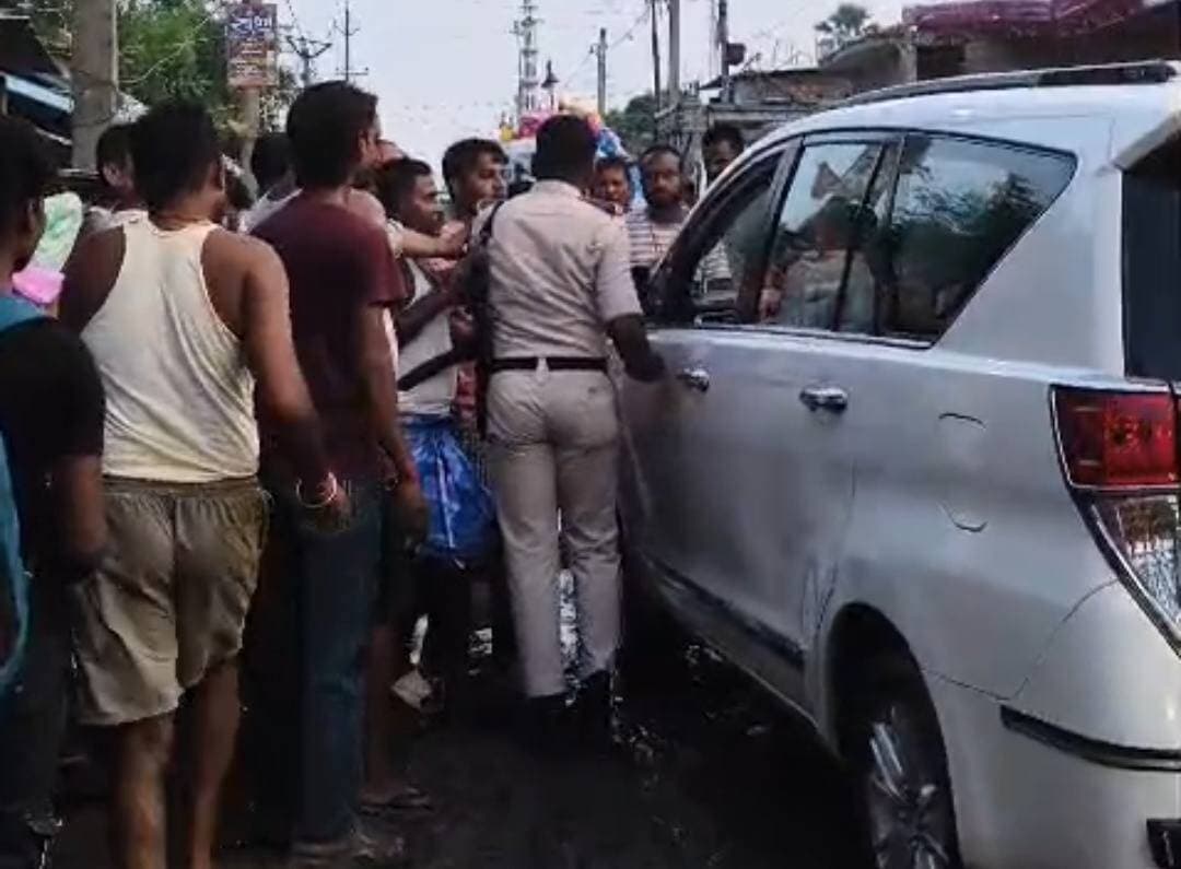 सहरसा में जाम से परेशान लोगों ने डीएम की गाड़ी रोकने की कोशिश, अतिक्रमण हटाने का दिया भरोसा......see more