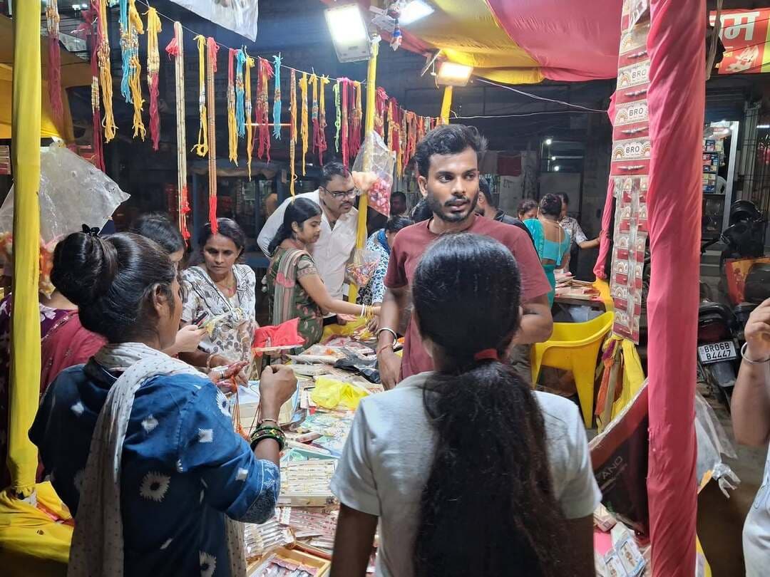 रक्षाबंधन की खरीदारी को लेकर बाजारों में दिखी रौनक 🎀
रक्षाबंधन के पर्व को लेकर बाजारों में उत्साह और रौनक देखने को मिल रही है। 28 अगस्त 2026, शुक्रवार को मनाए जाने वाले भाई-बहन के पवित्र पर्व रक्षाबंधन से एक दिन पहले राखी की दुकानों पर बहनों की भीड़ उमड़ रही है। बहनें अपने भाइयों की कलाई सजाने के लिए रंग-बिरंगी और आकर्षक राखियां अपनी पसंद के अनुसार खरीद रही हैं। बाजार में बच्चों से लेकर युवतियों तक के लिए अलग-अलग डिजाइन और स्टाइल की राखियां उपलब्ध हैं, जिससे दुकानों पर चहल-पहल बढ़ गई है।
धार्मिक मान्यताओं के अनुसार इस वर्ष श्रावण पूर्णिमा 27 अगस्त की सुबह शुरू होकर 28 अगस्त की सुबह समाप्त होगी। राखी बांधने का मुख्य शुभ समय सुबह 5:57 बजे से 9:48 बजे तक बताया गया है। इसमें लाभ मुहूर्त सुबह 7:33 से 9:10 बजे और अमृत-सर्वोत्तम मुहूर्त 9:10 से 9:48 बजे तक रहेगा। सुबह संभव नहीं होने पर दोपहर 12:23 से 2 बजे तक भी राखी बांधी जा सकती है।
रक्षाबंधन को लेकर बाजारों में बढ़ती भीड़ त्योहार की खुशियों और भाई-बहन के अटूट प्रेम की खूबसूरत तस्वीर पेश कर रही है।
#RakshaBandhan2026 #रक्षाबंधन #Rakhi #राखी #RakshaBandhan