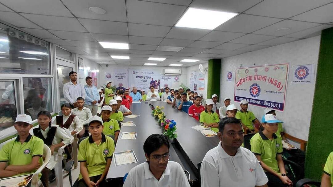 खेलों से सशक्त युवा, देश का गौरव बढ़ाने का संकल्प — भिण्ड में गूंजा ‘खेल की बात पीएम के साथ’ का संदेश
एनआईसी भिण्ड में आयोजित हुआ ‘खेलो इंडिया डायलॉग: खेल की बात पीएम के साथ’ कार्यक्रम
कलेक्ट्रेट परिसर स्थित एनआईसी कक्ष में राष्ट्रीय सेवा योजना इकाई, शासकीय उत्कृष्ट उच्चतर माध्यमिक विद्यालय क्रमांक-1 भिण्ड एवं माय भारत के संयुक्त तत्वावधान में ‘खेलो इंडिया डायलॉग: खेल की बात पीएम के साथ’ कार्यक्रम का आयोजन किया गया।
कार्यक्रम के दौरान प्रधानमंत्री श्री नरेंद्र मोदी द्वारा देशभर के खिलाड़ियों एवं युवाओं के साथ संवाद का सीधा प्रसारण किया गया। कार्यक्रम का सफल संचालन एवं मॉडरेटर की भूमिका अंशिका मिश्रा द्वारा प्रभावी ढ़ंग से निभाई गई। आयोजन का उद्देश्य युवाओं को खेलों के प्रति प्रेरित करना, खेल प्रतिभाओं को प्रोत्साहित करना तथा खेल के माध्यम से अनुशासन, समर्पण, आत्मविश्वास और राष्ट्र निर्माण की भावना को बढ़ावा देना रहा।
इस अवसर पर प्रधानमंत्री श्री नरेंद्र मोदी ने ऑनलाइन माध्यम से देशभर के खिलाड़ियों एवं युवाओं को संबोधित करते हुए खेलों के प्रति समर्पण, निरंतर अभ्यास और दृढ़ संकल्प के महत्व पर प्रकाश डाला। उन्होंने युवाओं को खेलों में बढ़-चढ़कर भाग लेने तथा अपनी प्रतिभा के माध्यम से देश का गौरव बढ़ाने के लिए प्रेरित किया।
प्रधानमंत्री के संवाद से उपस्थित युवाओं एवं विद्यार्थियों में विशेष उत्साह देखने को मिला और उन्होंने खेलों को केवल प्रतियोगिता नहीं, बल्कि व्यक्तित्व निर्माण एवं राष्ट्र निर्माण का महत्वपूर्ण माध्यम मानते हुए आगे बढ़ने का संकल्प लिया।
कार्यक्रम में नगर पालिका उपाध्यक्ष श्री भानु प्रताप सिंह भदौरिया, जिला खेल एवं युवा कल्याण अधिकारी श्री अजीम खान, शासकीय उत्कृष्ट उ.मा. विद्यालय क्रमांक-1 के प्राचार्य श्री पी.एस. चौहान, एनएसएस कार्यक्रम अधिकारी श्री धीरज सिंह गुर्जर एवं जिला युवा अधिकारी आशुतोष साहू उपस्थित रहे।
#CMMadhyaPradesh
#JansamparkMP
#भिण्ड
#Bhind