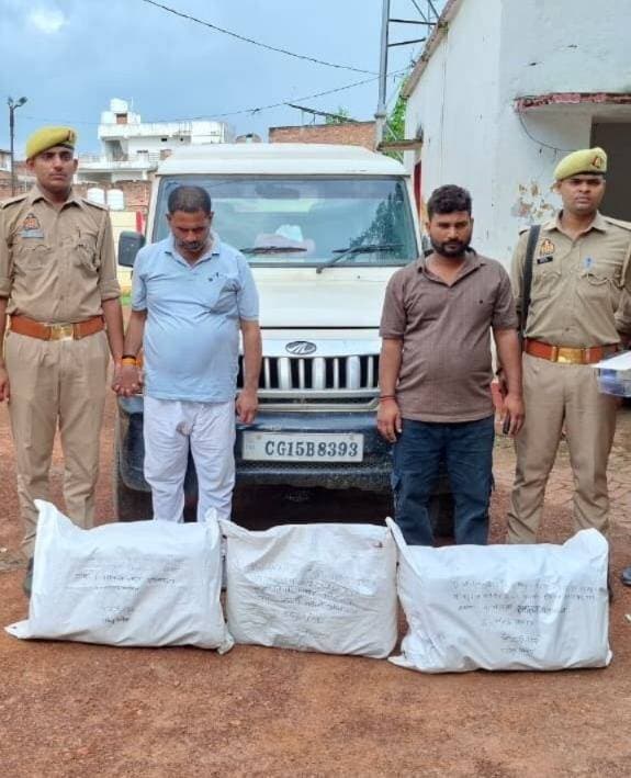 40 किलो गांजा और चोरी की बोलेरो के साथ दो अंतरराज्यीय तस्कर गिरफ्तार
मीरजापुर। जिगना थाना पुलिस और एसओजी/सर्विलांस की संयुक्त टीम ने मादक पदार्थ तस्करी के खिलाफ बड़ी कार्रवाई करते हुए दो अंतरराज्यीय गांजा तस्करों को गिरफ्तार किया है। पुलिस ने इनके कब्जे से 40.545 किलोग्राम अवैध गांजा, गांजा तस्करी में प्रयुक्त चोरी की बोलेरो, एक फर्जी नंबर प्लेट, दो मोबाइल फोन और ₹1,200 नकद बरामद किए हैं। बरामद गांजे और वाहन की अनुमानित अंतरराष्ट्रीय कीमत करीब 30 लाख रुपये बताई गई है।
पुलिस के अनुसार, 26 अगस्त की रात बारावफात, रक्षाबंधन सहित आगामी त्योहारों के मद्देनजर गोसीपुर नहर पुलिया के पास प्रयागराज-मीरजापुर हाईवे पर सघन वाहन चेकिंग की जा रही थी। इसी दौरान मीरजापुर से प्रयागराज की ओर जा रही बोलेरो संख्या CG15B8393 संदिग्ध प्रतीत हुई। वाहन को रोककर तलाशी ली गई तो उसकी छत में बने विशेष बॉक्स में छिपाकर रखे 20 बंडलों में 40.545 किलोग्राम गांजा बरामद हुआ।
पुलिस ने मौके से अंजनी लाल श्रीवास्तव निवासी बक्सर, बिहार और रविन्द्र पाण्डेय निवासी बक्सर, बिहार को गिरफ्तार किया।
जांच में बोलेरो पर अंकित नंबर और उसके वास्तविक इंजन-चेसिस नंबर में अंतर मिला। सत्यापन करने पर बोलेरो का वास्तविक नंबर UP44AM3221 पाया गया। पुलिस के मुताबिक, यह वाहन अप्रैल 2025 में अमेठी के पीपरपुर थाना क्षेत्र से चोरी हुआ था और इस संबंध में मुकदमा भी दर्ज है।
पूछताछ में आरोपियों ने बताया कि वे चोरी की बोलेरो में गांजा छिपाकर छत्तीसगढ़ के प्रतापपुर से माण्डा, प्रयागराज ले जा रहे थे। प्रयागराज में एक व्यक्ति को वाहन सहित गांजा सौंपना था।
मामले में थाना जिगना पर धारा 319(2), 318(4), 317(2) बीएनएस एवं धारा 8/20 एनडीपीएस एक्ट के तहत मुकदमा दर्ज कर दोनों आरोपियों के खिलाफ वैधानिक कार्रवाई की जा रही है।
#TodayMirzapur #MirzapurPolice #मीरजापुर #जिगना #GanjaSmuggling #गांजा_तस्करी #CrimeNews #PoliceAction #BreakingNews