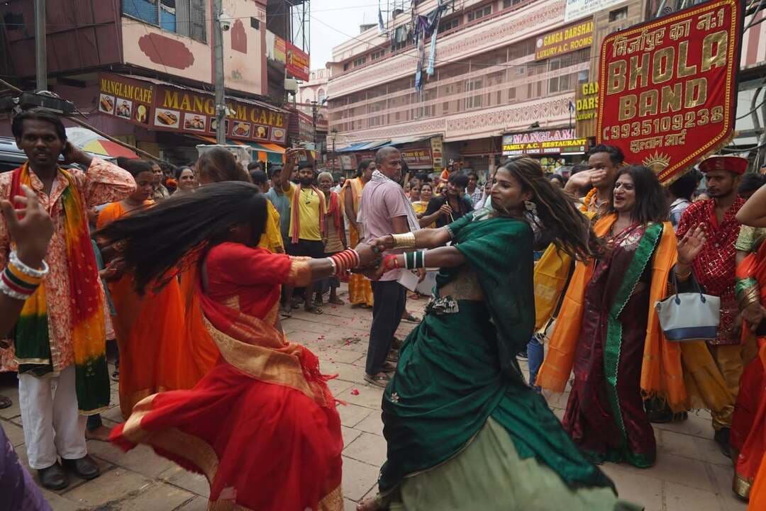 किन्नर अखाड़े की भव्य कलश शोभायात्रा, बाबा विश्वनाथ के जलाभिषेक को निकले सैकड़ों किन्नर
वाराणसी। गुरुवार को किन्नर अखाड़ा की महामंडलेश्वर कनकेश्वरी नंद गिरि के सानिध्य में सैकड़ों की संख्या में किन्नर श्रद्धालुओं ने प्राचीन शीतला घाट से जल लेकर बाबा काशी विश्वनाथ के जलाभिषेक के लिए भव्य कलश शोभायात्रा निकाली।
शोभायात्रा के दौरान किन्नर श्रद्धालुओं ने भक्ति और उत्साह के साथ नृत्य किया। ढोल-नगाड़ों और धार्मिक जयघोष के बीच शीतला घाट से निकली यात्रा काशी विश्वनाथ मंदिर की ओर बढ़ी। रास्ते में श्रद्धालुओं और स्थानीय लोगों ने भी शोभायात्रा का उत्साहपूर्वक स्वागत किया।
महामंडलेश्वर कनकेश्वरी नंद गिरि के नेतृत्व में निकली इस यात्रा में बड़ी संख्या में किन्नर शामिल हुए। सभी ने बाबा काशी विश्वनाथ का जलाभिषेक कर देश-प्रदेश में सुख, शांति और समृद्धि की कामना की।
#काशीविश्वनाथ #काशीविश्वनाथमंदिर #किन्नरअखाड़ा #महामंडलेश्वरकनकेश्वरीनंदगिरि #कलशशोभायात्रा #शीतलाघाट #जलाभिषेक #बाबाविश्वनाथ #वाराणसी #सनातनधर्म #धार्मिकसमाचार #TodayMirzapur
