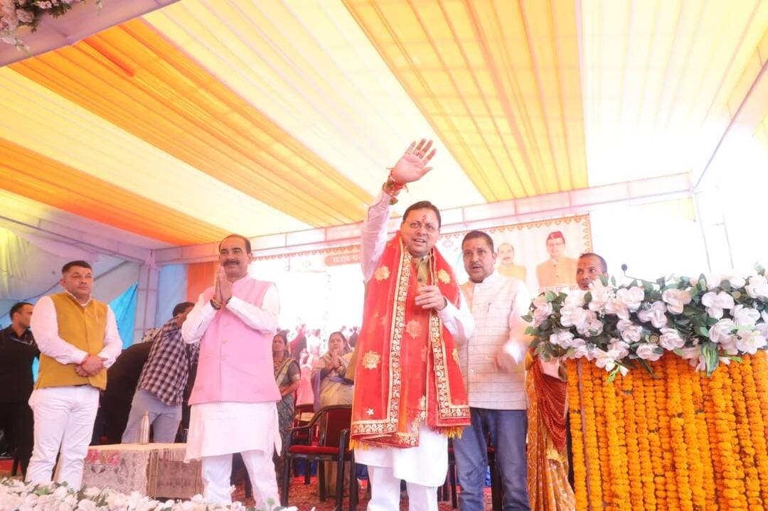चम्पावत। मुख्यमंत्री पुष्कर सिंह धामी ने अपने एक दिवसीय जनपद भ्रमण के दौरान रक्षाबंधन के पावन अवसर पर "मुख्यमंत्री सशक्त बहना उत्सव कार्यक्रम" में जनपद चंपावत को विकास की अनेक महत्वपूर्ण योजनाओं की सौगात दी। इस अवसर पर उन्होंने जनपद के सर्वांगीण विकास एवं जनकल्याण को समर्पित कुल 50 विकास योजनाओं का लोकार्पण एवं शिलान्यास कर क्षेत्रवासियों को समर्पित किया।
भ्रमण के दौरान मुख्यमंत्री ने 1107.75 लाख रुपये की कुल लागत वाली 20 विभिन्न योजनाओं का लोकार्पण कर उन्हें जनता की सेवा में समर्पित किया। इसके साथ ही, क्षेत्र में बुनियादी ढांचे को मजबूत करने और भविष्य की विकास आवश्यकताओं को ध्यान में रखते हुए, उन्होंने 5189.12 लाख रुपये की कुल लागत की 30 नई विकास योजनाओं का शिलान्यास भी किया।
कुल 6296.87 लाख रुपये की इन 50 विकास परियोजनाओं के माध्यम से जनपद चंपावत में बुनियादी सुविधाओं, जन-सुविधाओं और क्षेत्रीय विकास को एक नई दिशा मिलेगी। मुख्यमंत्री ने कहा कि प्रदेश सरकार राज्य के दुर्गम एवं सीमांत क्षेत्रों के विकास के लिए पूरी प्रतिबद्धता के साथ कार्य कर रही है और ये परियोजनाएं आदर्श चंपावत के समग्र विकास में मील का पत्थर साबित होंगी।