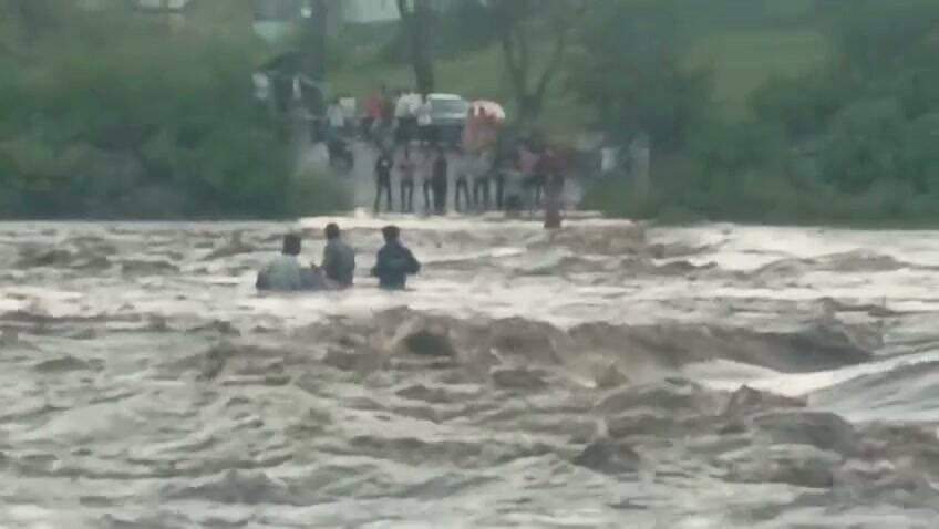 टंडवा में गेरुआ नदी उफान पर: पीपा पुल से बाइक पार कर रहे तीन युवक फंसे, दो बाइक बही - पुलिस और ग्रामीणों ने बचाई जान..