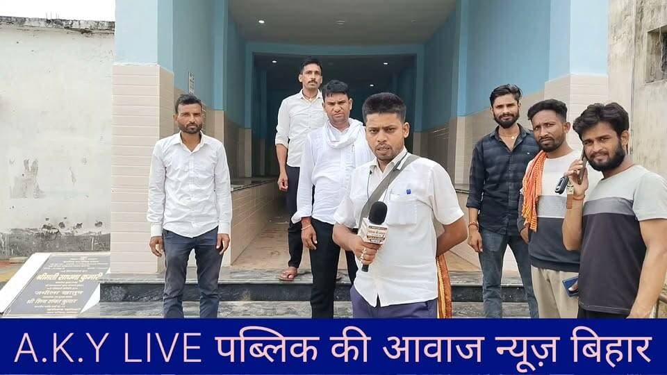 मेहंदिया में भीषण सड़क हादसा, पिकअप चालक की दर्दनाक मौत
अरवल जिले के मेहंदिया थाना क्षेत्र से दर्दनाक सड़क हादसे की खबर सामने आई है। झारखंड के गढ़वा जिले के रंगा थाना क्षेत्र के चटकमान गांव निवासी 30 वर्षीय पिकअप चालक शिव नारायण यादव की सड़क दुर्घटना में मौके पर ही मौत हो गई। बताया जा रहा है कि शिव नारायण यादव छत्तीसगढ़ से खीरा लेकर मोहनिया सब्जी मंडी जा रहे थे। 26 अगस्त की रात करीब 1 बजे मेहंदिया होटल पर खाना खाने के बाद अपने सहयोगी चालक सुनील गुप्ता के साथ मोहनिया के लिए निकले थे। इसी दौरान होटल के पास तेज रफ्तार अनियंत्रित ट्रक ने कथित तौर पर रॉन्ग साइड से जोरदार टक्कर मार दी। हादसे में शिव नारायण यादव की मौके पर ही मौत हो गई, जबकि सुनील गुप्ता गंभीर रूप से घायल हो गए। पुलिस ने घायल को अरवल सदर अस्पताल पहुंचाया, जहां से डॉक्टरों ने बेहतर इलाज के लिए पीएमसीएच पटना रेफर कर दिया। मौत की खबर मिलते ही परिजनों में कोहराम मच गया। PUBLIC KI AWAAZ NEWS परिवार मृतक के प्रति गहरी संवेदना व्यक्त करता है और सरकार से पीड़ित परिवार को उचित मुआवजा देने की मांग करता है।