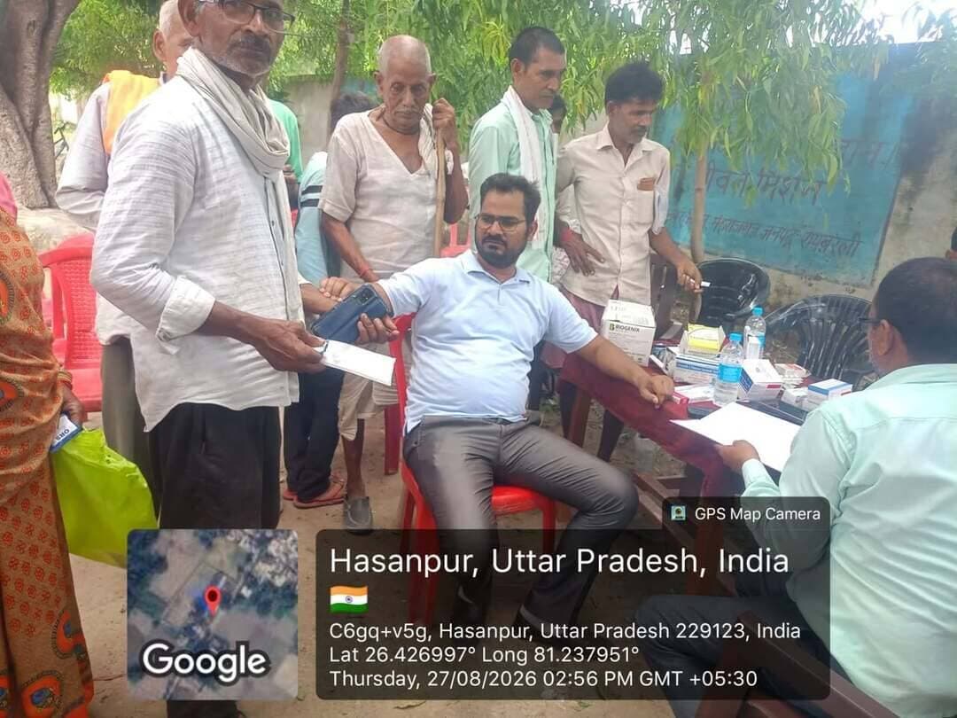 *बाढ़ से बचाव एवं राहत उपायों को लेकर ग्रामीणों को किया गया जागरूक*
*ग्राम हसनपुर एवं कोडारी मजरे ऐमापुर में बाढ़ राहत चौपाल आयोजित की गई*
*रायबरेली-27 अगस्त 2026,*
जिलाधिकारी सरनीत कौर ब्रोका के निर्देशानुसार जनपद में संभावित बाढ़ प्रभावित क्षेत्रों में ग्रामीणों को जागरूक करने के उद्देश्य से बाढ़ राहत चौपालों का आयोजन किया गया।
तहसीलदार महराजगंज मंजुला मिश्रा की अध्यक्षता में ब्लॉक महराजगंज के ग्राम हसनपुर में तथा शिवगढ़ ब्लॉक के कोडारी मजरे ऐमापुर में नायब तहसीलदार की अध्यक्षता में बाढ़ राहत चौपाल आयोजित की गई। चौपाल में राजस्व निरीक्षक, क्षेत्रीय लेखपाल, पशु चिकित्सा विभाग, चिकित्सा विभाग सहित संबंधित विभागों के अधिकारी-कर्मचारी उपस्थित रहे।
चौपाल के दौरान ग्रामीणों को बाढ़ से बचाव, डूबने की घटनाओं की रोकथाम, बाढ़ के दौरान उत्पन्न होने वाली विभिन्न समस्याओं, आवश्यक सुरक्षा उपायों, सतर्कता एवं राहत व्यवस्था के संबंध में विस्तार से जागरूक किया गया। अधिकारियों ने ग्रामीणों को आपदा की स्थिति में घबराने के बजाय सतर्कता बरतने तथा प्रशासन द्वारा जारी दिशा-निर्देशों का पालन करने की अपील की।
ग्रामीणों को विशेष रूप से बच्चों को नदी, नालों एवं जलभराव वाले क्षेत्रों से दूर रखने के लिए जागरूक किया गया। साथ ही किसी भी आपात स्थिति में तत्काल संबंधित अधिकारियों एवं आपातकालीन सेवाओं से सहायता लेने की अपील की गई।
चौपाल के माध्यम से ग्रामीणों को प्रशासन द्वारा बाढ़ से निपटने के लिए किए जा रहे राहत एवं बचाव कार्यों की जानकारी भी दी गई तथा उनकी समस्याओं एवं आवश्यकताओं को सुना गया।