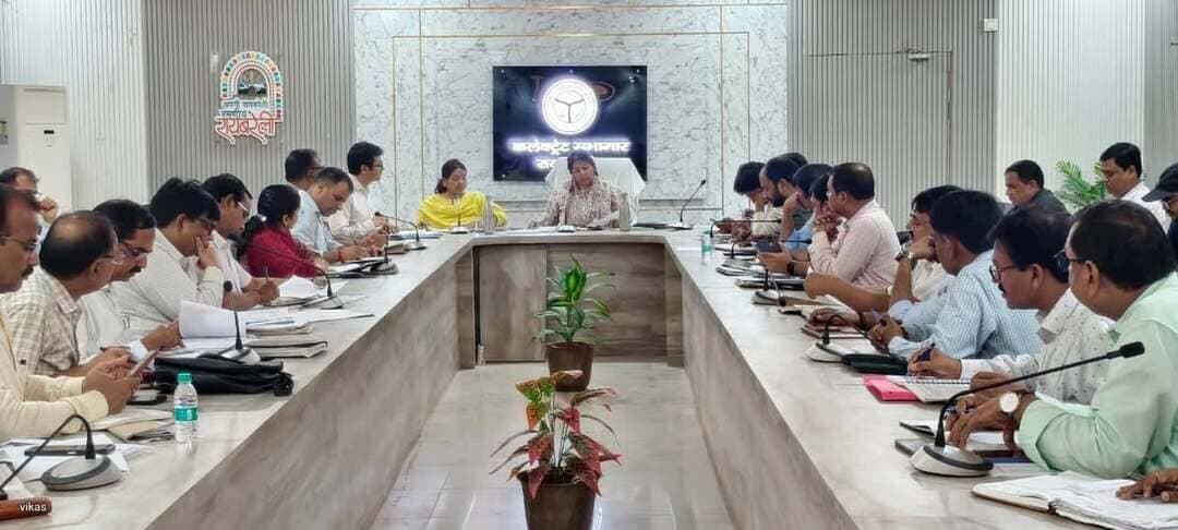 *डीएम की अध्यक्षता में सीएम डैशबोर्ड की समीक्षा बैठक सम्पन्न हुई*
*रायबरेली-27 अगस्त 2026,*
जिलाधिकारी सरनीत कौर ब्रोका की अध्यक्षता में सीएम डैशबोर्ड के अंतर्गत राजस्व एवं विकास कार्यों की समीक्षा बैठक कलेक्ट्रेट सभागार में सम्पन्न हुई। बैठक में जिलाधिकारी ने विभिन्न विभागों की प्रगति की समीक्षा करते हुए संबंधित अधिकारियों को निर्धारित लक्ष्यों एवं प्राथमिकताओं के अनुरूप कार्यों में तेजी लाने तथा योजनाओं का लाभ पात्र लाभार्थियों तक समय से पहुंचाने के निर्देश दिए।
प्रधानमंत्री आवास योजना (शहरी) की समीक्षा के दौरान जिलाधिकारी ने निर्देश दिए कि आवासों के सत्यापन कार्य को प्राथमिकता के आधार पर शीघ्र पूर्ण कराया जाए, जिससे पात्र लाभार्थियों को योजना का लाभ समय से उपलब्ध कराया जा सके।
आईजीआरएस की समीक्षा करते हुए जिलाधिकारी ने निर्देशित किया कि जनशिकायतों का निर्धारित समय-सीमा के भीतर समयबद्ध एवं गुणवत्तापूर्ण निस्तारण सुनिश्चित किया जाए। किसी भी दशा में समय सीमा के उपरांत प्रकरण लंबित न रहे। उन्होंने अधिकारियों को शिकायतों के निस्तारण की गुणवत्ता पर विशेष ध्यान देने के निर्देश दिए।
इसी प्रकार लंबित वादों की समीक्षा करते हुए जिलाधिकारी ने संबंधित अधिकारियों को अधिक से अधिक वादों का प्राथमिकता के आधार पर निस्तारण सुनिश्चित करने के निर्देश दिए। उन्होंने कहा कि लंबित प्रकरणों के निस्तारण में अनावश्यक विलंब न हो तथा विभागीय कार्यों की नियमित रूप से समीक्षा करते हुए प्रगति में अपेक्षित सुधार लाया जाए।
जल जीवन मिशन की समीक्षा करते हुवे निर्देश दिए गए कि हाउस होल्ड कनेक्शन के कार्य में तेजी लाये, शत प्रतिशत घरों को कवर कर जलापूर्ति सुनिश्चित कराई जाए, इसके साथ ही सड़कों को भी प्राथमिकता से रेस्टोरेशन का कार्य कराया जाए।
जिलाधिकारी ने सभी संबंधित अधिकारियों को सीएम डैशबोर्ड के विभिन्न संकेतकों में जनपद की स्थिति बेहतर करने के लिए माह के अंत तक प्रभावी कार्ययोजना बनाकर कार्य करने तथा शासन की प्राथमिकता वाली योजनाओं एवं कार्यक्रमों का समयबद्ध क्रियान्वयन सुनिश्चित करने के निर्देश दिए।
बैठक में मुख्य विकास अधिकारी अंजुलता, अपर जिलाधिकारी (प्रशासन) सिद्धार्थ, उपायुक्त श्रम रोजगार प्रमोद सिंह, परियोजना निदेशक डीआरडीए मुनेश चन्द्र, उप जिलाधिकारी सदर गौतम सिंह सहित संबंधित अधिकारी उपस्थित रहे।