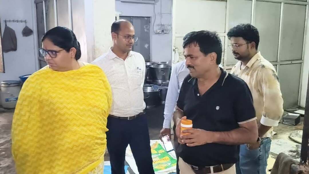 रक्षाबंधन से पूर्व मिठाई दुकानों पर एसडीएम का छापा,बड़े दुकानों में नियमों के मानक का हो रहा पालन,फुटपाथ पर खुले में बिक रही मिठाइयां....