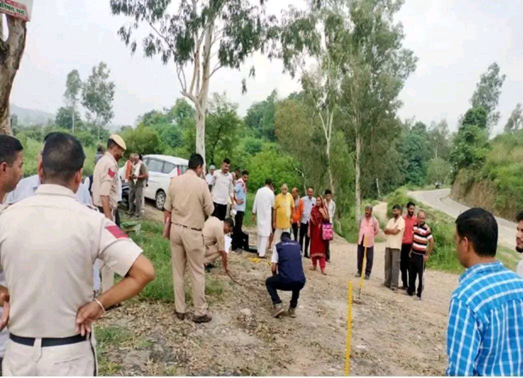 फगोग गांव में मामूली विवाद बना जानलेवा
शाहतलाई क्षेत्र के फगोग गांव में दो लोगों के बीच हुई कहासुनी देखते ही देखते मारपीट में बदल गई। घटना में 42 वर्षीय धर्मेंद्र की मौत हो गई।
पुलिस ने मामले में आरोपी को गिरफ्तार कर लिया है, जबकि फोरैंसिक टीम ने मौके से साक्ष्य जुटाए हैं। मामले की जांच जारी है।