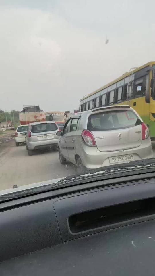 नालागढ़ बद्दी मार्ग पर भीषण जाम, लोग परेशान, देखिए आप भी live...