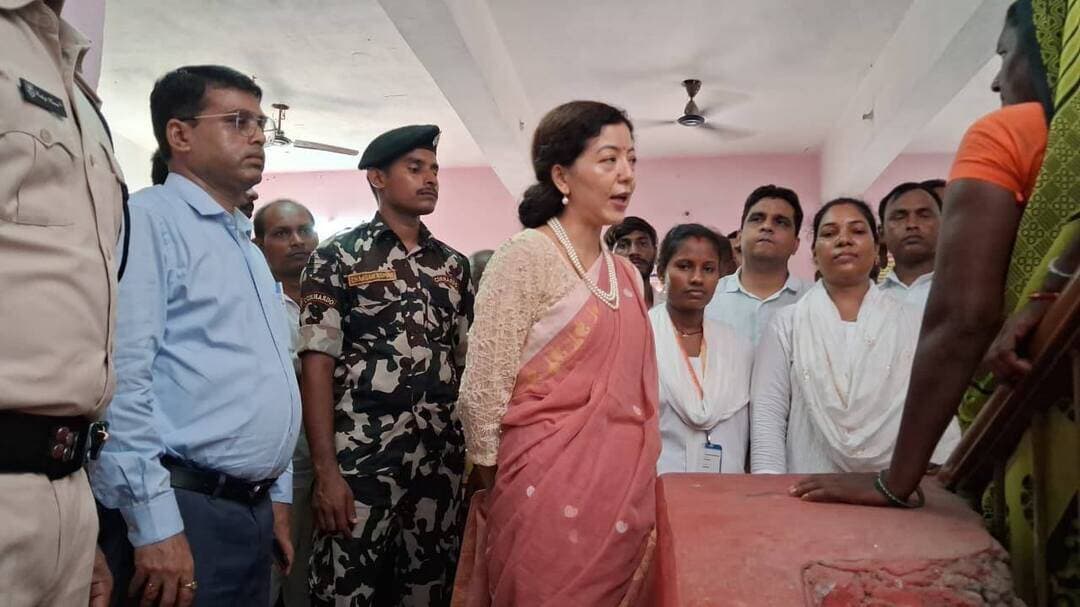 गुरु रविदास जयंती पर काको में विशेष विकास शिविर, डीएम ने 22 स्टॉलों का किया निरीक्षण
जहानाबाद : संत शिरोमणि गुरु रविदास जी की 650वीं जयंती के अवसर पर गुरुवार को काको प्रखंड के देवरिया पंचायत में विशेष विकास शिविर का आयोजन किया गया। कार्यक्रम का शुभारंभ जिला पदाधिकारी श्रीमती छिरिङ वाई भूटिया ने गुरु रविदास जी के तैलचित्र पर पुष्पांजलि अर्पित कर किया।
शिविर में जिला पदाधिकारी ने अनुसूचित जाति एवं अनुसूचित जनजाति कल्याण विभाग सहित विभिन्न विभागों की ओर से लगाए गए 22 स्टॉलों का निरीक्षण किया। उन्होंने विभिन्न योजनाओं और सेवाओं के संबंध में जानकारी ली तथा पदाधिकारियों को आमजनों को योजनाओं की जानकारी सरल भाषा में उपलब्ध कराने और पात्र लाभुकों को योजनाओं से जोड़ने का निर्देश दिया।
स्वास्थ्य विभाग के स्टॉल के निरीक्षण के दौरान डीएम ने एनीमिया और टीबी को लेकर विशेष जागरूकता अभियान चलाने पर जोर दिया। उन्होंने स्वास्थ्य कर्मियों को लोगों को दोनों बीमारियों के लक्षण, समय पर जांच कराने के महत्व और उपलब्ध स्वास्थ्य सुविधाओं की जानकारी देने का निर्देश दिया। साथ ही आमजनों को समय पर जांच के लिए प्रेरित करने को कहा।
जिला पदाधिकारी ने शिविर में मौजूद लोगों से संवाद कर सरकार की विभिन्न जनकल्याणकारी योजनाओं का लाभ उठाने के लिए जागरूक किया। उन्होंने अधिकारियों को योजनाओं की जानकारी अधिक से अधिक लोगों तक पहुंचाने और पात्र लाभुकों को समयबद्ध तरीके से लाभान्वित करने का निर्देश दिया।
विशेष विकास शिविर में एक ही स्थान पर विभिन्न विभागों की योजनाओं एवं सेवाओं की जानकारी उपलब्ध कराई गई। इससे आम लोगों के लिए सरकारी योजनाओं का लाभ लेने की प्रक्रिया को सुगम बनाने में मदद मिली।
कार्यक्रम में उप विकास आयुक्त आदित्य कुमार पियूष, निदेशक ग्रामीण विकास अभिकरण, जिला कल्याण पदाधिकारी, काको के प्रखंड विकास पदाधिकारी, अंचल अधिकारी समेत जिला एवं प्रखंड स्तर के अन्य पदाधिकारी और कर्मी मौजूद रहे।