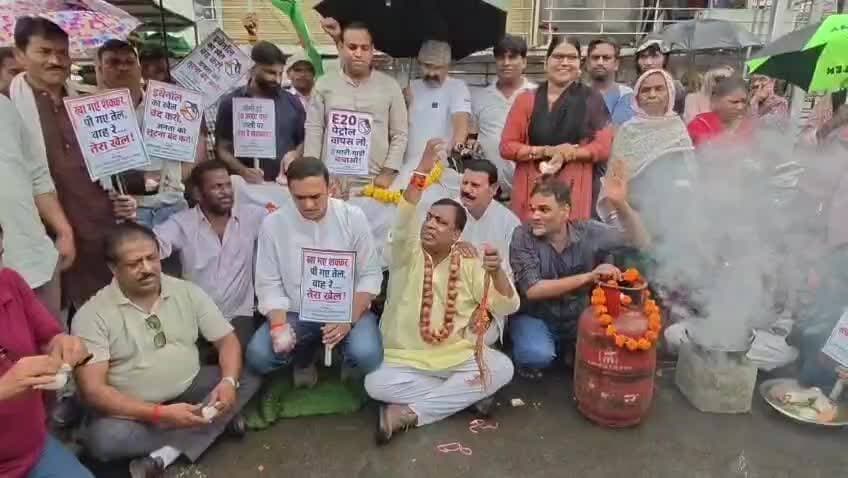 *महंगाई के खिलाफ कोलार मे मंदाकिनी चौराहे पर कोलार ब्लॉक कांग्रेस पर अनूठा प्रदर्शन*