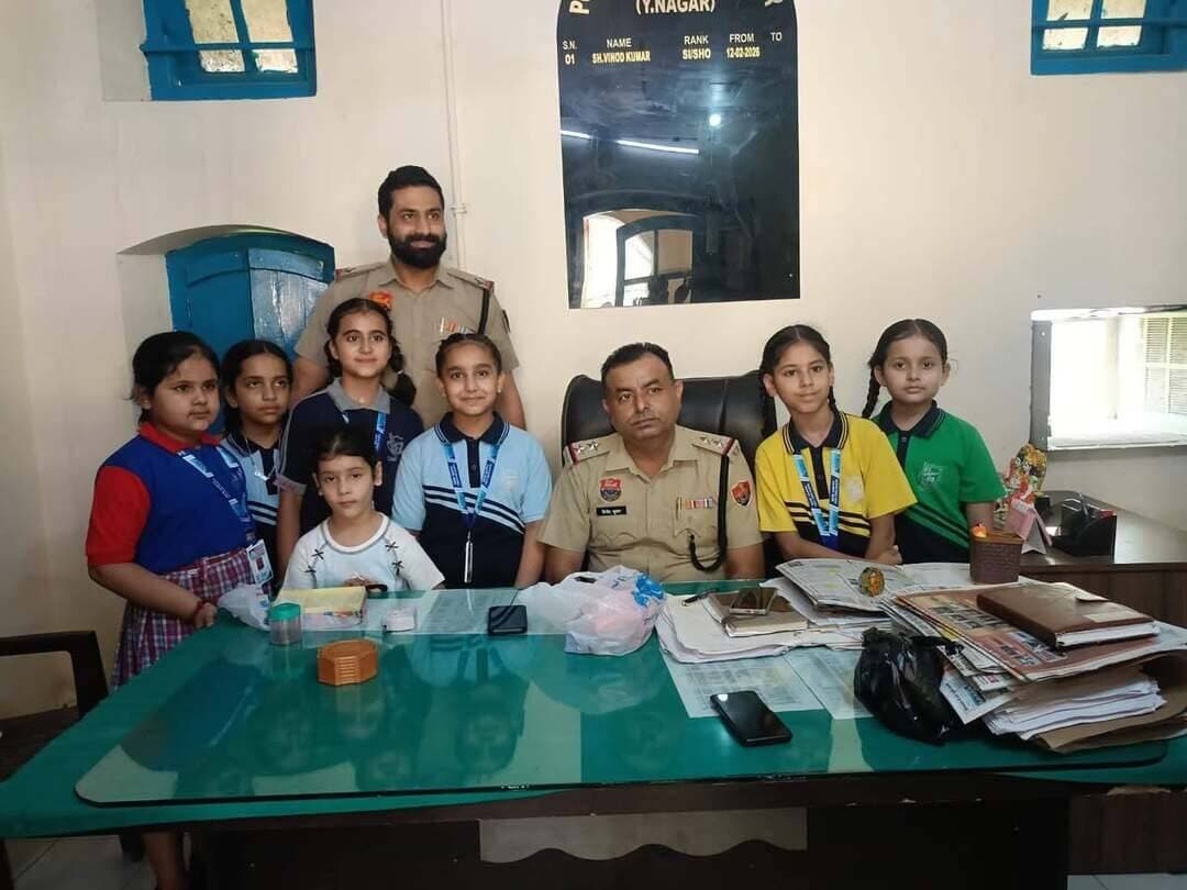 यमुनानगर मे बच्चों ने पुलिस वालों को बँधी राखी..... मनाया राखी का त्यौहार...
