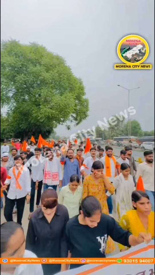 मुरैना में अभाविप का ‘विद्यार्थी हुंकार अभियान’, कलेक्टर को सौंपा ज्ञापन
मुरैना। शासकीय महाविद्यालयों में मूलभूत सुविधाओं की मांग को लेकर अखिल भारतीय विद्यार्थी परिषद ने गुरुवार को ‘विद्यार्थी हुंकार अभियान’ के तहत प्रदर्शन किया। सैकड़ों विद्यार्थियों ने मार्च निकालकर कलेक्ट्रेट के बाहर प्रदर्शन किया और उच्च शिक्षा मंत्री के नाम कलेक्टर को ज्ञापन सौंपा। अभाविप ने कॉलेजों में स्वच्छ पेयजल, साफ शौचालय, पर्याप्त फर्नीचर, बिजली, पुस्तकालय, प्रयोगशालाएं, इंटरनेट और सुरक्षा जैसी सुविधाएं उपलब्ध कराने की मांग की। जिला संयोजक सोम शर्मा ने मांगें पूरी नहीं होने पर आंदोलन की चेतावनी दी।
#मुरैना #morena #ABVP
