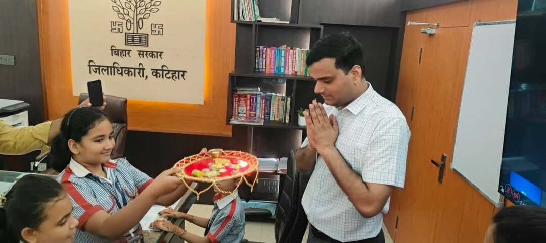 रक्षाबंधन के पावन अवसर पर नन्ही छात्राओं ने जिला पदाधिकारी कटिहार की कलाई पर राखी बांधकर शुभेच्छा एवं आशीर्वाद प्राप्त की।
Information & Public Relations Department, Government of Bihar @topfans #katihar