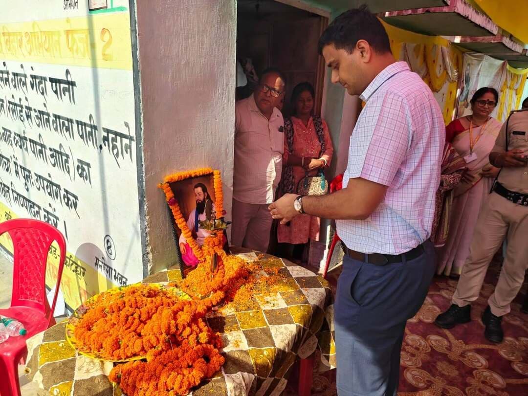 आज दिनांक 27.8.2026 को श्री गुरु संत रविदास विकास शिविर का उद्घाटन, कटिहार प्रखंड के सिरनियाँ पूर्वी पंचायत के मनरेगा भवन में जिला पदाधिकारी, कटिहार, श्री आशुतोष दिवेरी द्वारा श्री गुरु संत रविदास जी के तैलचित्र पर पुष्प गुच्छ समर्पित कर किया गया।
इस अवसर पर कटिहार विधानसभा क्षेत्र के मानतीय विधायक तथा पूर्व उप मुख्यमंत्री बिहार श्री तार किशोर प्रसाद, जिला बीस सूत्री के अध्यक्ष श्री मनोज राय तथा अन्य सदस्य तथा जिला स्तरीय पदाधिकारी ,प्रखंड विकास पदाधिकारी, कटिहार तथा अन्य प्रखंड स्तरीय पदाधिकारी भी उपस्थित रहें।
जिला पदाधिकारी के द्वारा बताया गया कि इस शिविर का उद्देश्य संत रविदास के सामाजिक समरसता के संदेशों को जन-जन तक पहुंचाना तथा अनुसूचित जाति एवं अनु जनजाति के लोगों को सरकारी योजनाओं का
लाभ पहुँचाना है।
यह कार्यक्रम आज 27.08.2026 से प्रारंभ होकर दिनांक 15.02.2027 तक कटिहार जिला के सभी प्रखंडों के महादलित 'टोलों में प्रत्येक गुरुवार को आयोजित किया जाएगा।
इस शिविर में आवेदनकर्ताओं से आवेदन शिविर के पूर्व ही प्राप्त कर, शिविर के दिन हकदारी (Entitlement) का वितरण किया जाएगा। शिविर के दिन भी छूटे हुए आवेदनकर्ता से आवेदन प्राप्त किया जाएगा।
जिला जनसंपर्क पदाधिकारी,
कटिहार।
@topfans Information & Public Relations Department, Government of Bihar Social Welfare Department, Government of Bihar SC&ST Welfare Dept. of Bihar #katihar