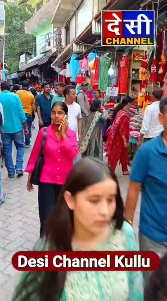 #kullu रक्षाबंधन पर कुल्लू के लोअर ढालपुर बाजार में उमड़ी महिलाओं की भीड़,
बहनों ने भाई के लिए खरीदी राखीयां बजार में रही खुब रौनक।
देसी चैनल देवभूमि कुल्लू देसी चैनल कुल्लू देसी चैनल कुल्लू