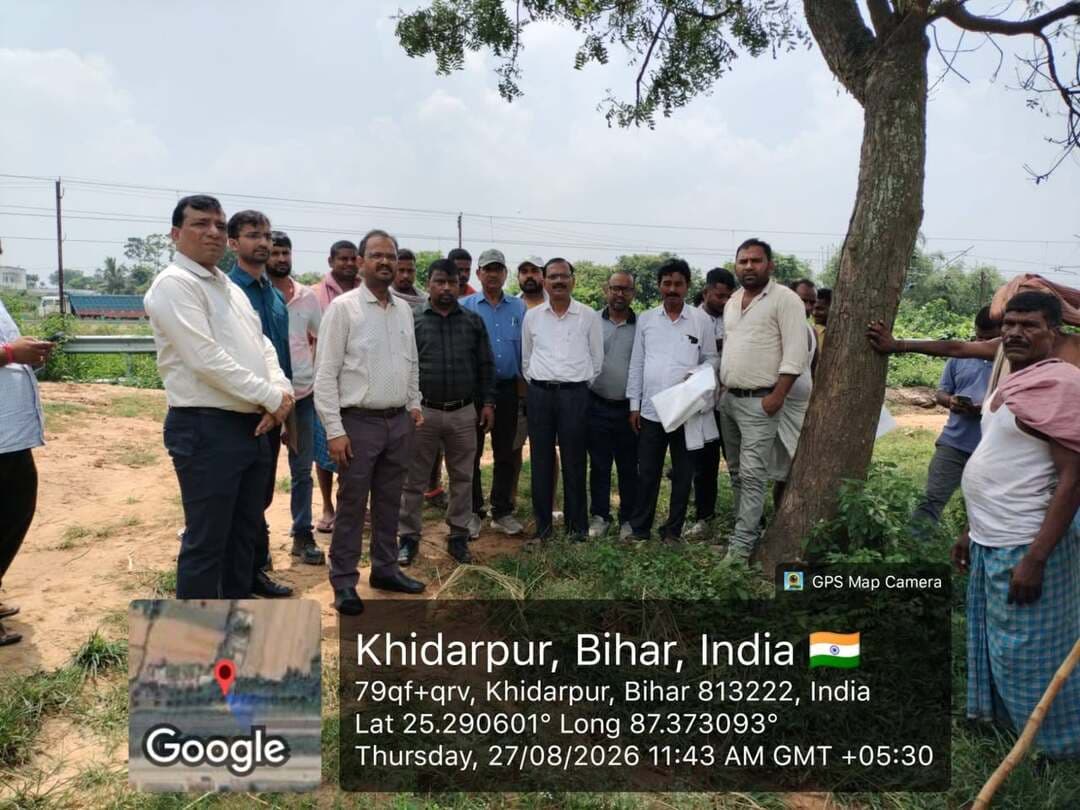 भागलपुर, 27 अगस्त 2026:- अडानी पावर लिमिटेड के 3x800 (2400) MW ताप विद्युत परियोजना हेतु रेलवे कॉरिडोर-सह-सड़क निर्माण हेतु अर्जित भूमि के किस्म एवं दर निर्धारण हेतु निम्न पदाधिकारी द्वारा जाँच किया गया –
(1) अपर समाहर्ता, भागलपुर
(2) उप विकास आयुक्त, भागलपुर
(3) जिला भू-अर्जन पदाधिकारी, भागलपुर
(4) मुख्य परियोजना अभियंता (परि० एवं नि०), बिहार स्टेट पावर जेनेरेशन कम्पनी लि०
(5) अवर निबंधक, कहलगाँव
इसमें निम्न मौजा शामिल हैं:-
(1) सिकंदरपुर (2) इमाम नगर (3) बसंतपुर (4) चौधरी बसंतपुर (5) ककरघट (6) हरिणकोल (7) महेशराम
इनके अतिरिक्त गोड्डा-पीरपैंती न्यू बी.जी. रेल लाईन निर्माण अन्तर्गत तीन R.O.B यथा (1) प्यालापुर अन्तर्गत R.O.B. संख्या-163 (2) रिफातपुर अन्तर्गत R.O.B संख्या 165 तथा (3) प्रसन्ना अन्तर्गत R.O.B. संख्या-169 का भी स्थलीय निरीक्षण एवं किस्म का निर्धारण हेतु किया गया। इस स्थल पर भूमि सुधार उप समाहर्ता, कहलगाँव एवं अधियाची विभाग के प्रतिनिधि उपस्थित थे।