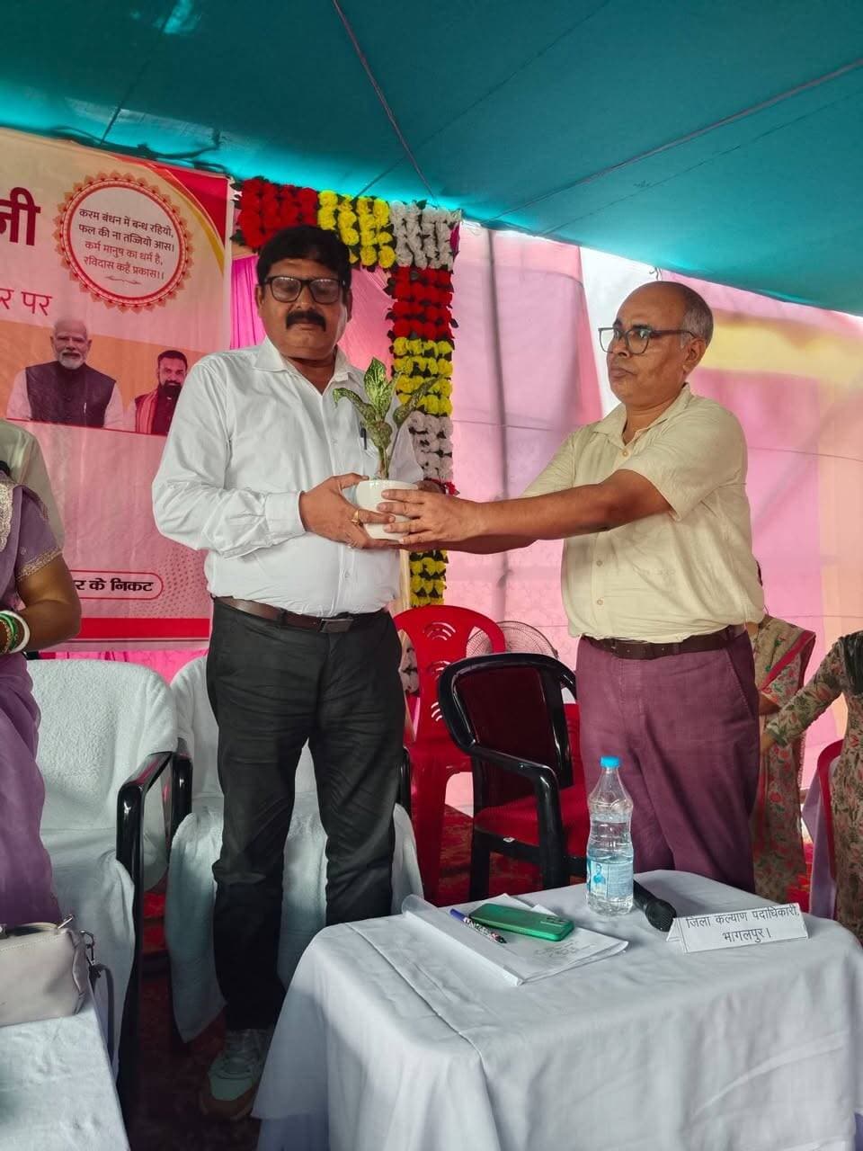 भागलपुर, 27 अगस्त 2026: भागलपुर जिले के शाहकुंड प्रखंड अंतर्गत कसवा खेरही पंचायत के अनुसूचित जाति दास टोला, पासवान टोला एवं मांझी टोला, पुरानी खेरही में समरसता संकल्प अभियान के तहत श्री गुरू संत रविदास विकास शिविर का शुभारंभ किया गया।
राजकीय मध्य विद्यालय, पुरानी खेरही के परिसर के निकट अवस्थित मैदान में आयोजित शिविर का उद्घाटन निदेशक, लेखा एवं प्रशासन, जिला ग्रामीण विकास अभिकरण, भागलपुर, निदेशक, एन.ई.पी., उप निदेशक, कल्याण, भागलपुर प्रमंडल, जिला कल्याण पदाधिकारी, भागलपुर, प्रखंड विकास पदाधिकारी, शाहकुंड एवं अंचल अधिकारी, शाहकुंड द्वारा संयुक्त रूप से श्री गुरू संत रविदास जी के तैलचित्र पर माल्यार्पण एवं दीप प्रज्वलित कर किया गया।
इस अवसर पर जिला कल्याण पदाधिकारी, भागलपुर द्वारा शिविर में उपस्थित अनुसूचित जाति समुदाय के लोगों को शिविर के उद्देश्यों की जानकारी दी गई। उन्होंने बताया कि सरकार के महत्वपूर्ण विभागों द्वारा संचालित 22 महत्वपूर्ण योजनाओं से अनुसूचित जाति टोलों में निवासित अनुसूचित जाति परिवारों को शत-प्रतिशत संतृप्त करने का लक्ष्य निर्धारित किया गया है।
श्री गुरू संत रविदास विकास शिविर के माध्यम से सरकार के प्रमुख विभागों की सहभागिता सुनिश्चित करते हुए संबंधित योजनाओं का लाभ अनुसूचित जाति परिवारों तक पहुंचाने का प्रयास किया जा रहा है। इसी उद्देश्य से शिविर में लक्षित सभी 22 योजनाओं से संबंधित स्टॉल संबंधित विभागों द्वारा लगाए गए, जहां पात्र लाभुकों से आवेदन प्राप्त किए गए तथा आवश्यक कार्रवाई की गई।
आयोजित शिविर में लोगों से प्राप्त कुल 42 आवेदनों का निष्पादन किया गया। साथ ही, सात पात्र लाभुकों को प्रधानमंत्री आवास योजना, जन्म प्रमाण-पत्र एवं वास भूमि-वासगीत पर्चा का वितरण पदाधिकारियों द्वारा किया गया।
शिविर के आयोजन से अनुसूचित जाति टोला के लोगों में उत्साह का माहौल देखा गया। स्थानीय लोगों ने शिविर के माध्यम से विभिन्न सरकारी योजनाओं का लाभ एवं आवश्यक सेवाएं उपलब्ध कराए जाने पर प्रसन्नता व्यक्त की।